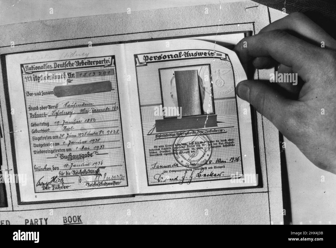 Diese Mitgliedskarte zeigt, dass der Deutsche, von dem er bemessen war, Mitglied der National Socialist German Worker's Party (Australien) war.Notiz von Hitlers Unterschrift (unten links). Parteibücher werden von der deutschen Zentrale herausgegeben. Kein Deutscher im Ausland wird zur Mitgliedschaft zugelassen, bis Ermittlungen über seine Karriere im Ausland durchgeführt werden. 01. Januar 1951. Stockfoto