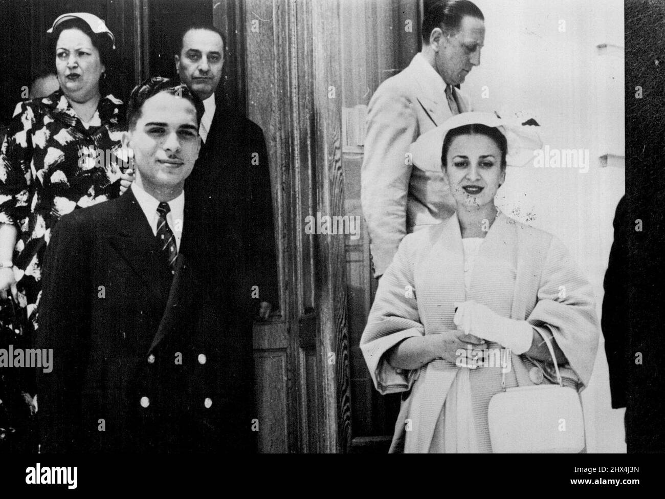 Der König Und Die Königin Von Jordanien An Der Riviera. -- König Hussein von Jordanien mit Königin Dina, die ihr Hotel in Nizza verließ, wo sie einen kurzen Aufenthalt auf ihrem Weg von Amman nach Spanien für einen dreiwöchigen Besuch als Gäste von General Franco machten. 08. Juni 1955. (Foto von Sport und General Press Agency Limited). Stockfoto