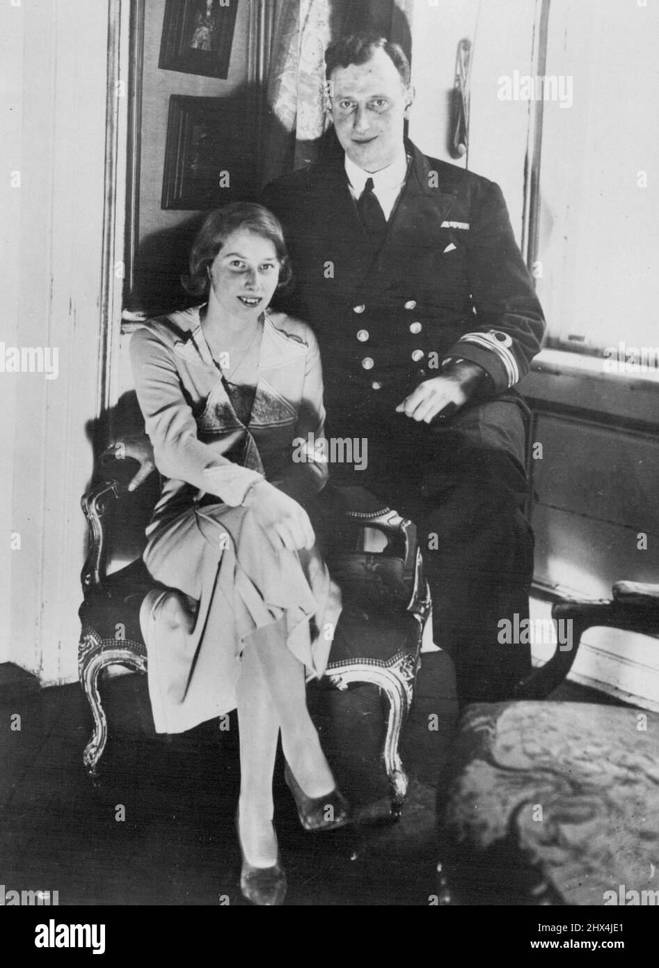 Verlobung von Prinz Knud, dem jüngsten Sohn von König Christian von Dänemark, und seiner Cousine Prinzessin Caroline Mathilde von Dänemark, Tochter von König Christians Bruder, Prinz Harald und Prinzessin Helens. Prinz Knud und Prinzessin Caroline Mathilde von Dänemark bei ihren Eltern. 13. März 1933. (Foto von Sport & General Press Agency Ltd.). Stockfoto