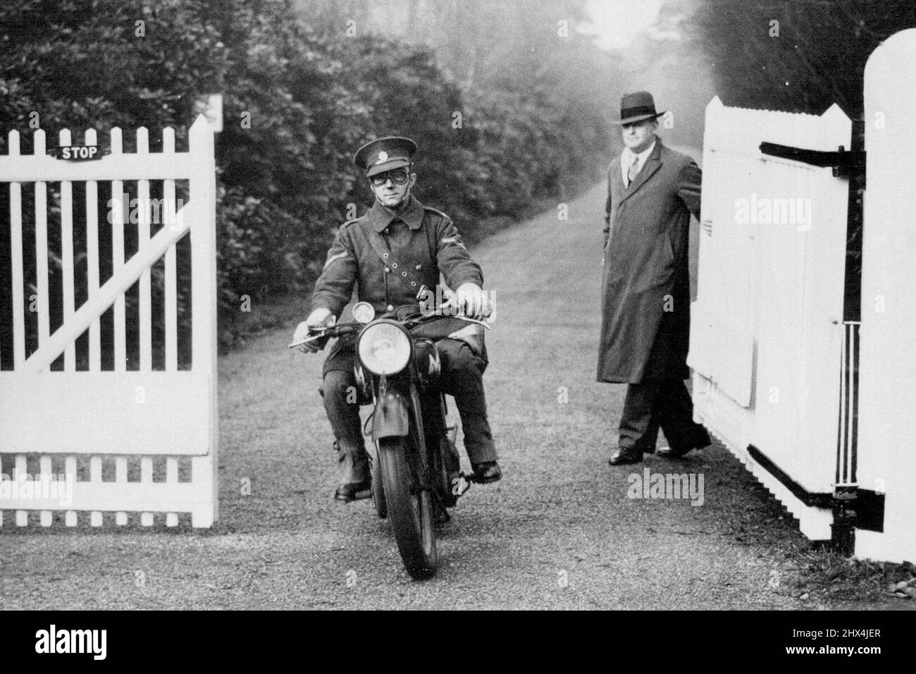 Der Motor Cycle Dispatch Rider verlässt das Fort Belvedere mit dem Abdankungsgesetz, nachdem der König es heute Nachmittag unterzeichnet hatte.König Edward's letzter Staat Dokumente Dispatch Rider nimmt nach der königlichen Zustimmung den Abdankungsakt zurück nach London.Sunningdale, Bekshire, eng, Dezember 11- König Edward VIII. Unterzeichnete seinen Thron in Fort Belvedere, Sein Haus in der Nähe von hier, heute Nachmittag. Der Entlassungs-Gesetzentwurf, der gestern Abend seine erste Lesung im Unterhaus erhielt, durchzog heute um 1,52 UHR das Parlament und wurde von einem Fahrer des Motorradreichters zur 'königlichen Zustimmung' nach Fort belvedere gebracht. Stockfoto