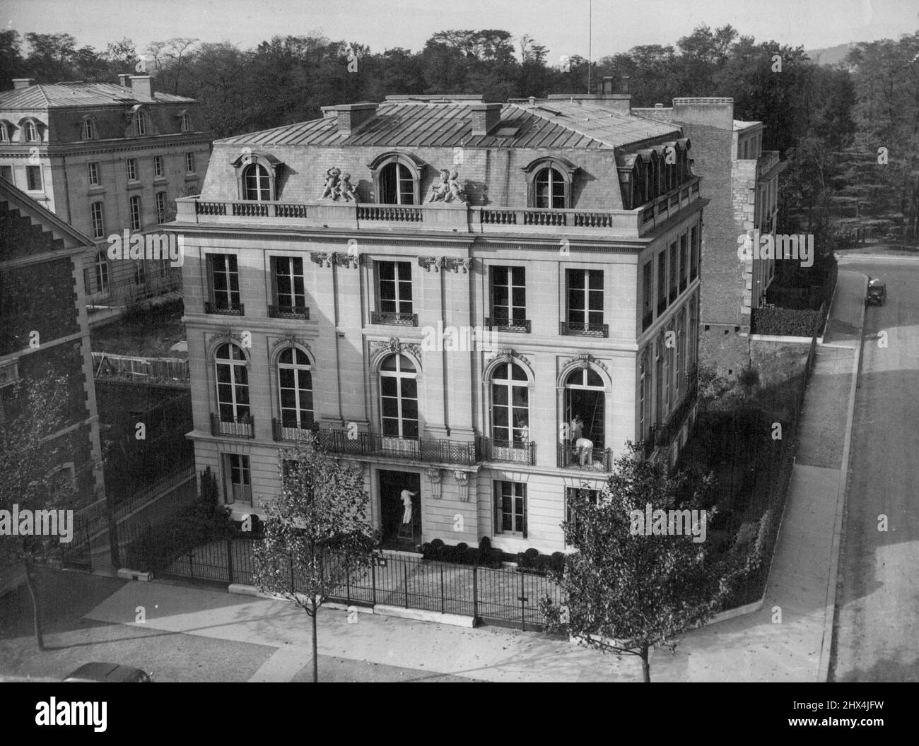 Foto zeigt: Nr. 24, Boulevard Sachet, Paris, wo sich der Herzog und die Herzogin von Windsor niederlassen sollen.Ständige Heimat des Herzogs und der Herzogin von Windsor in Paris.der Herzog und die Herzogin von Windsor werden das neue Jahr beginnen, indem sie in ein neues und ständiges Haus, Nr. 24, Boulevard Sachet, ein geräumiges Haus auf der breiten Durchgangsstraße, das den Bois de Boulogne im modischen westlichen Ende von Paris umgeht. Sie ruhen das Haus aus, das schätzungsweise 70.000 £wert ist, Von der Comtesse de Sabini auf einem zwei - Jahres-Mietvertrag mit einer Verlängerungsoption.gebaut auf Louis XVI Linien, ist das Haus nur sechs Jahre alt. November 3, Stockfoto