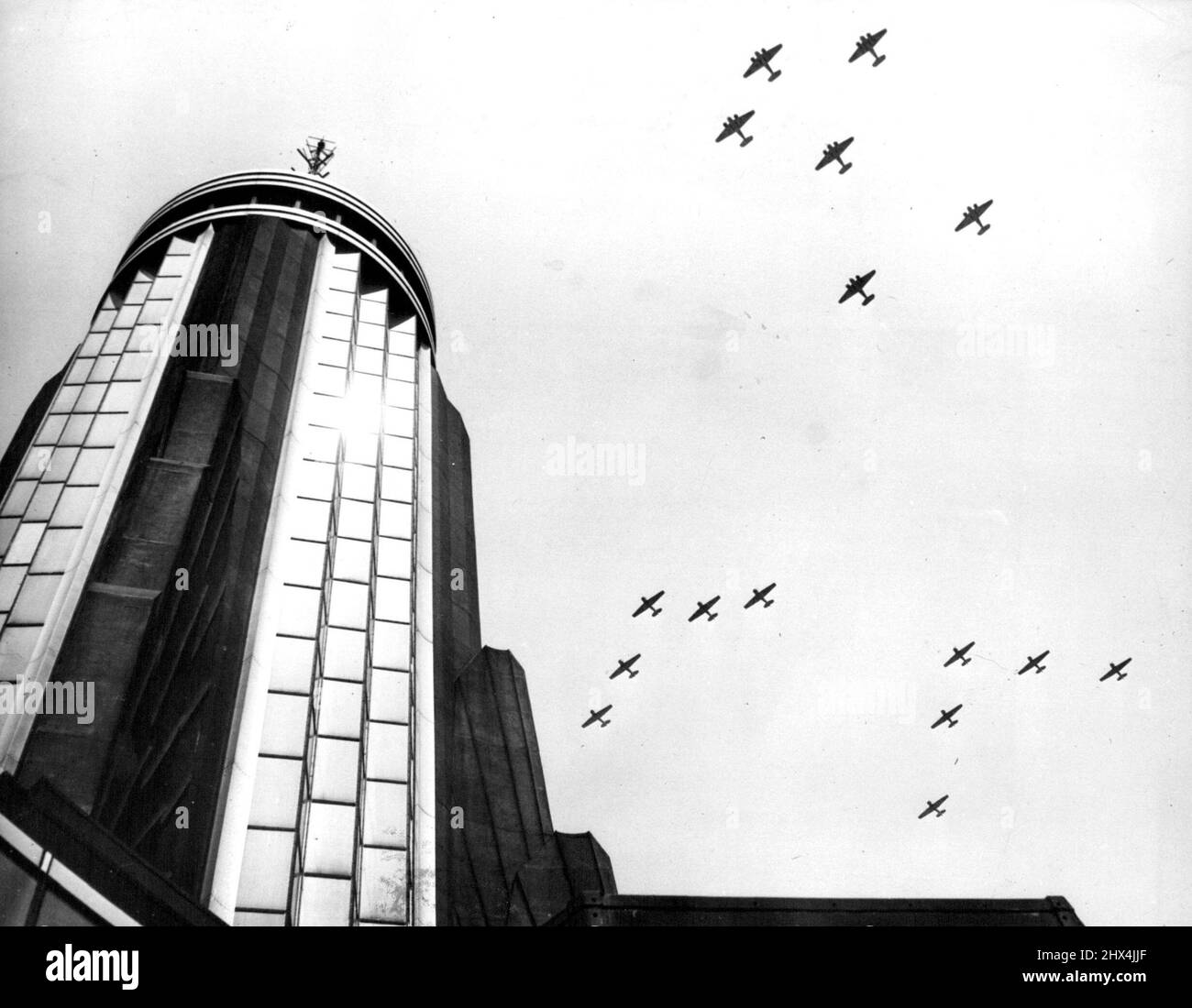 Flugzeuge über dem Empire State Building - US-Militärflugzeuge brüllen über dem Empire State Building, New York City, 1. August anlässlich des 40. Jahrestages der US-Luftwaffe. 01. August 1947. (Foto von Associated Press Photo). Stockfoto