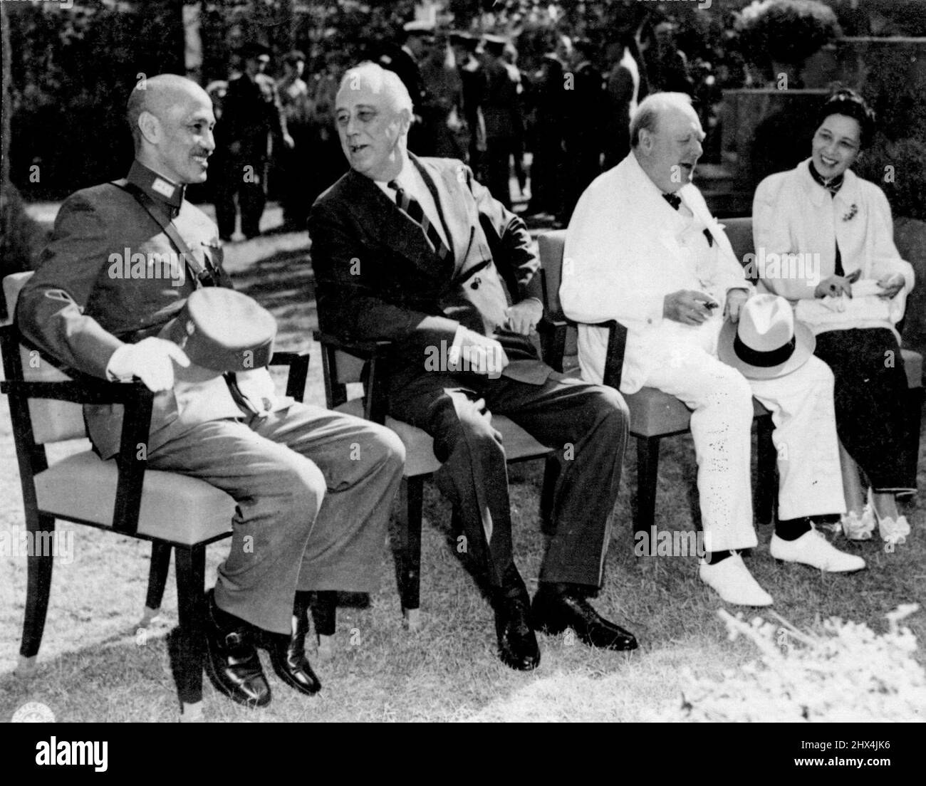 Alliierte Führer in Nordafrika -- Generalissimo Chiang Kai-Shek, Präsident Roosevelt, Premierminister Churchill und Madame Chiang (von links nach rechts) lächeln während eines Zwischenspiels bei der nordafrikanischen Konferenz, an der die drei alliierten Führer und ihre Mitarbeiter teilnahmen. 12. Oktober 1942. (Foto von Associated Press Photo). Stockfoto