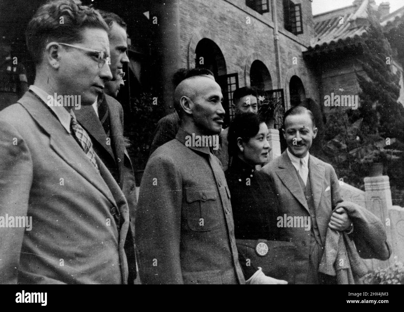 Chinas Generalissimo und seine unverzichtbare Frau Neues Bild -- Ein Bild, das gerade von General Chiang Kai-Shek, dem chinesischen Generalissimo, und Madame Chiang Kai-Shek, seiner Frau mit amerikanischer Ausbildung, erhalten wurde, als sie ausländische Korrespondenten in Nanking, dem Sitz der chinesischen Regierung, empfingen, von wo aus sie gemeinsam Chinas Schicksal in den kritischen Tagen des Krieges mit Japan kontrollieren. Madame Chiang ist die "rechte Frau" ihres Mannes und fungiert als seine Berater, Dolmetscherin und Propagandachef. 18. Oktober 1937. (Foto von Planet News Ltd). Stockfoto