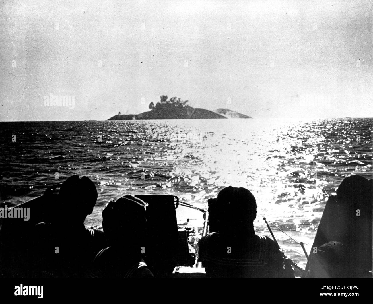 Chinesische Kommunisten greifen Insel durch Angriff - in einem starken Anschwellen retten die Landungsschiffe der kommunistischen Kräfte auf die Insel Yikiangshan. 22. Februar 1955. (Foto von Kamera Drücken Sie). Stockfoto