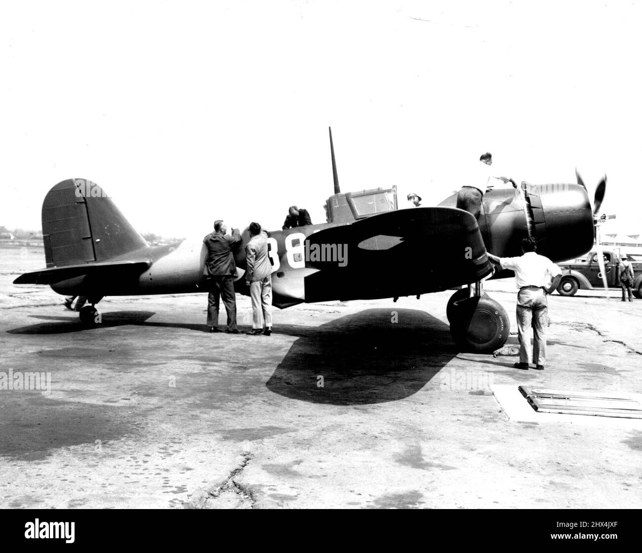 Schnellangriffsbomber von den Niederlanden gekauft -- der Schnellangriffsbomber Douglas 8A-3N, der schnellste seiner Art, der in diesem Land produziert wurde, wurde von der niederländischen Regierung gekauft. Es war eine Höchstgeschwindigkeit von mehr als 250 Meilen pro Stunde bei 65 Prozent Leistung und einer Service-Decke weit über 28.000 Fuß. Neben Bombenausrüstung trägt der Bomber vier flügelmontierte Maschinengewehre und ein flexibel montiertes Maschinengewehr im hinteren Cockpit. Dieses Bild zeigt das Flugzeug, das für seine Lieferung präpariert wird. 08. März 1939. (Foto von Wide World Photos). Stockfoto