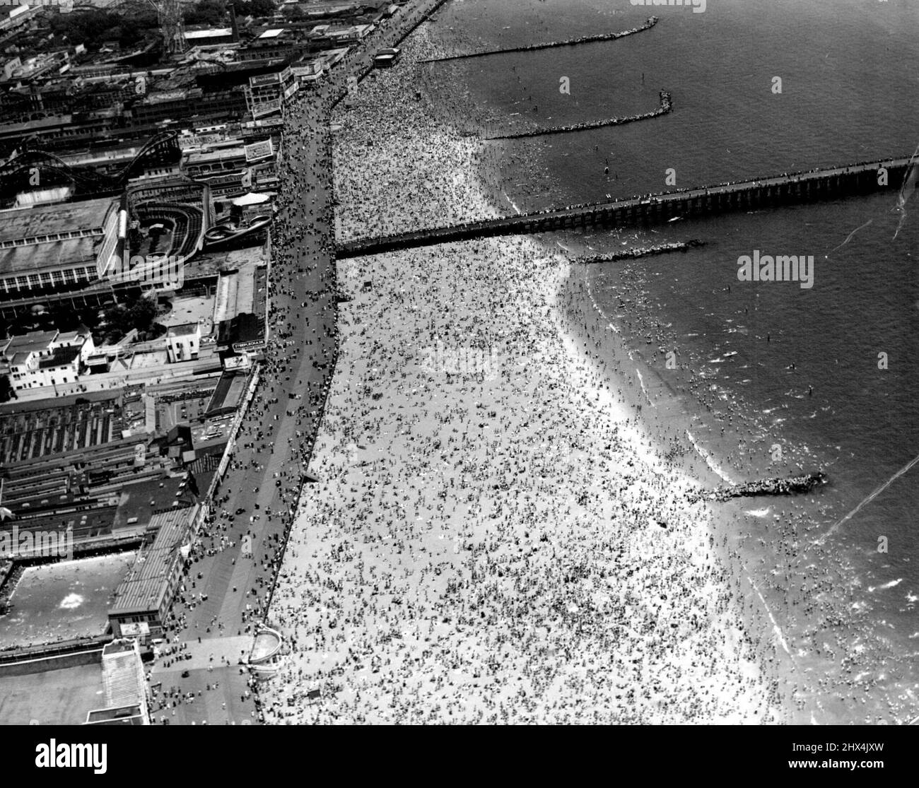 Elbow Room im Premium Here - Elbow Room war eine Prämie, da Tausende von Independence Day feiern New Yorker gejammerten Coney Island Strand. Dies war nur einer der zahlreichen New Yorker Strände, die überfüllt waren. Auch die Pools waren voll. 04. Juli 1937. (Foto von Associated Press Photo). Stockfoto