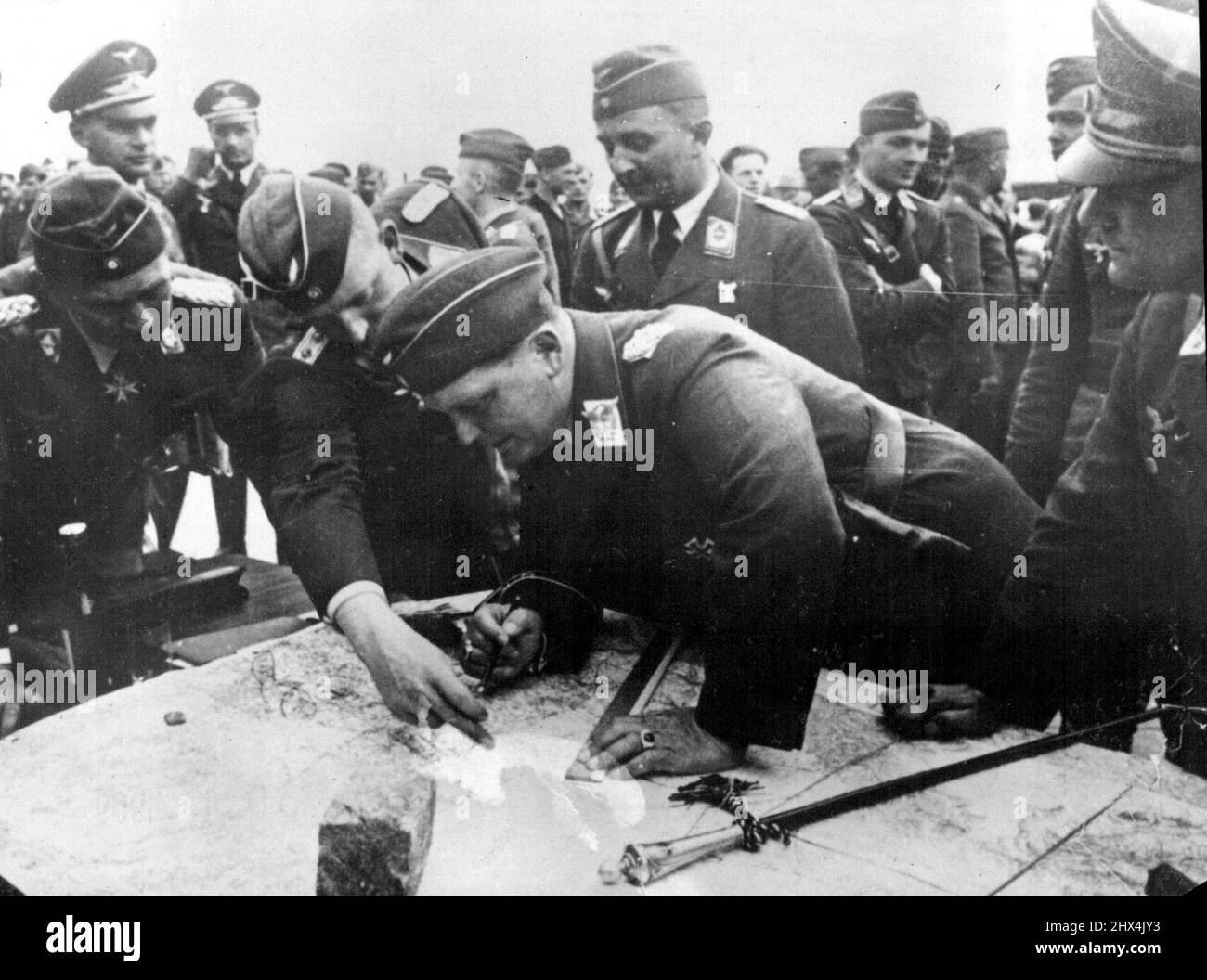 Der Krieg -- Szenen aus der Deutschen Front -- Goering studiert eine Karte an der Ostfront. 25. September 1939. (Foto: Sport & General Press Agency, Limited). Stockfoto