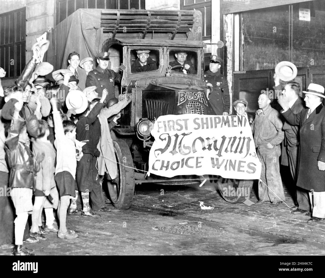 Waren bereit für den Aufruf Sobald die Aufhebung ratifiziert wurde, begannen die Großhandelshäuser in New York eifrig damit, jenen, die ihren Durst stillen wollten, „Waren“ zu liefern. Das Bild zeigt die erste Lieferung aus einem Weinlager für verschiedene Hotels. 09. Januar 1934. Stockfoto