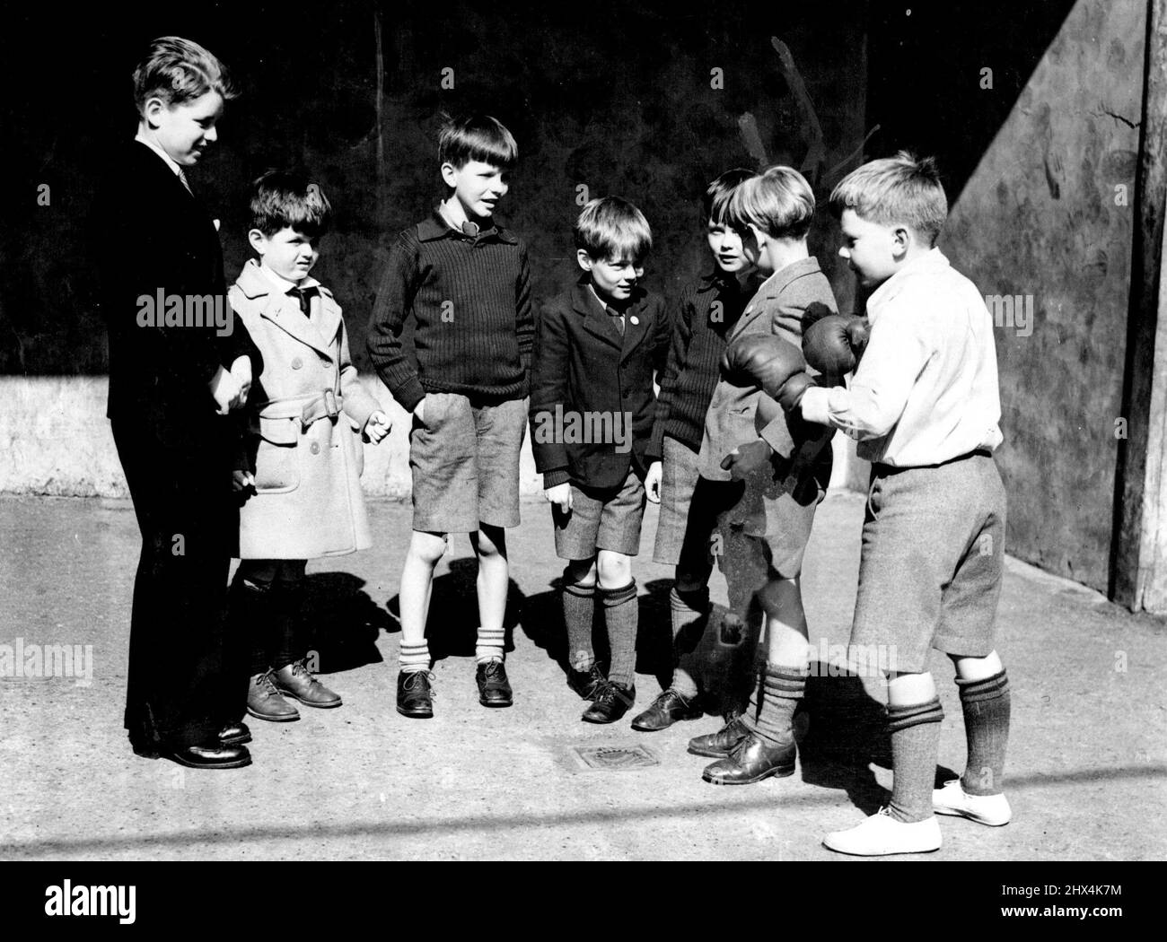 Son Start School des US-Botschafters in London. Teddy und Bobby stellen sich heute ihren Schulkinden in der Schule vor. Boxhandschuhe Beachten. Teddy, sechs Jahre alt, und Bobby, 12 Jahre alt, Söhne des US-Botschafters Joseph Kennedy, hatten heute ihren ersten Tag an einer englischen Schule, als sie in der Sloane Street in die Schule gingen. 21. März 1938. (Foto von Keystone). Stockfoto