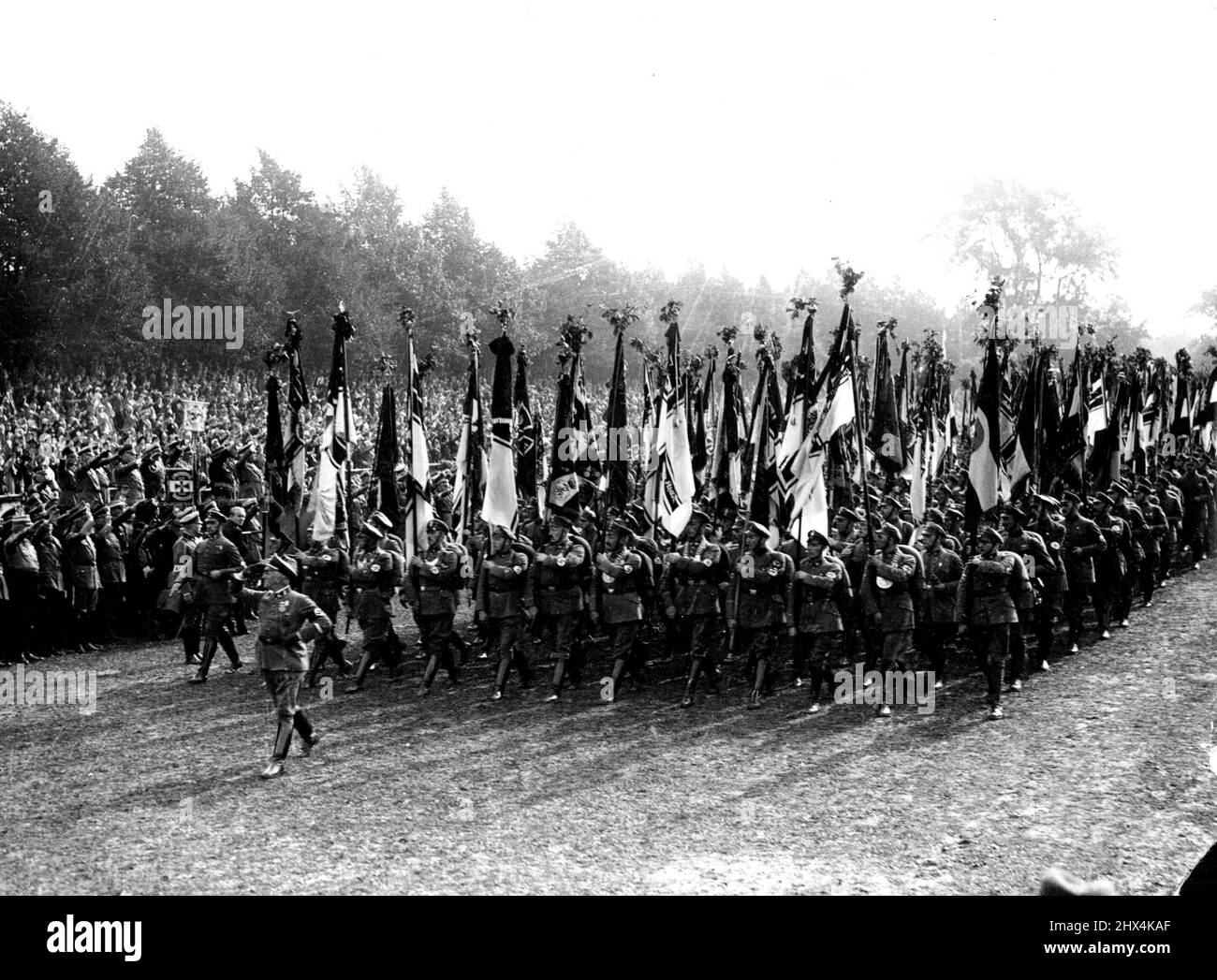 Treffen der Stahlhelmführer in Hannover -- Flag-Parade mit Rückblick vor den Ehrengästen: ROHM, Seldte und der ehemalige Kronprinz (ganz links). 50,000 Stahlhelmmitglieder nahmen Teil und 5,000 Flaggen waren zu sehen, anlässlich des Treffens, das am 23. Und 24. September stattfand. 24. September 1933. (Foto von The Associated Press of Great Britain Ltd.). Stockfoto