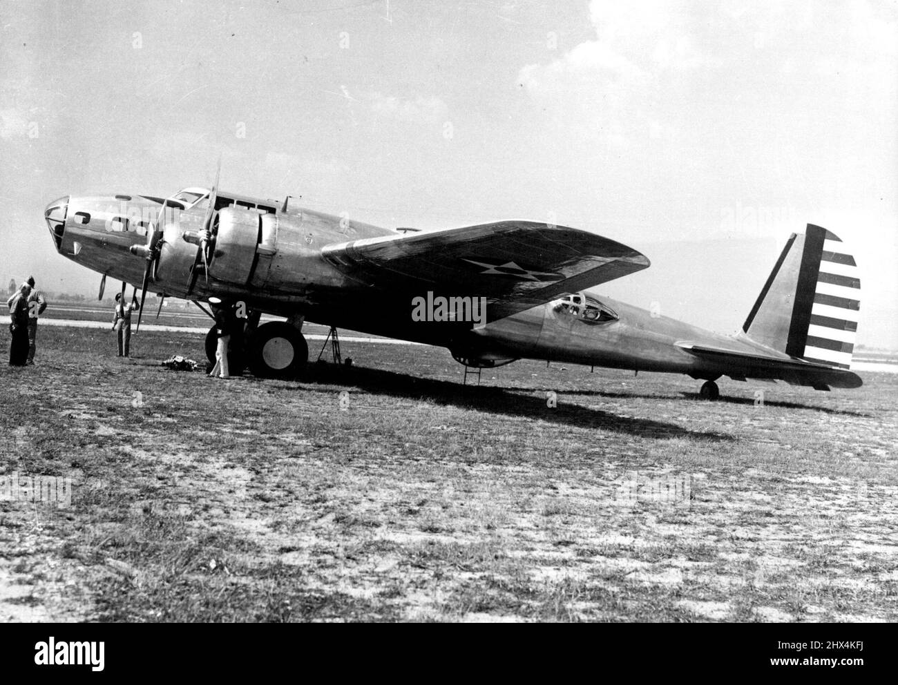 Der riesige Bomber überspannt das Land in neun Stunden -- die riesige Boeing Flying Fortress, 22 Tonnen Kampftechnik, Flugmaschinen, wird gezeigt, kurz nachdem sie heute hier nach einem Flug vom Union Air Terminal in Burbank, Kalifornien, in 9 Stunden, 14 Minuten und 30 Sekunden zur Ruhe gekommen ist. Der große Bomber, der etwa 2.446 Meilen zurücklegen konnte, trug eine vierköpfige Besatzung, darunter seinen Kommandanten, Mauor Stanley M. Upstead. Der gesamte Flug, der nur von Howard Hughes' Rennflugzeug für Geschwindigkeit gekrönt wurde, wurde in Höhen über 20.000 Fuß durchgeführt. 1. August 1939. (Foto von Wide World Photos). Stockfoto