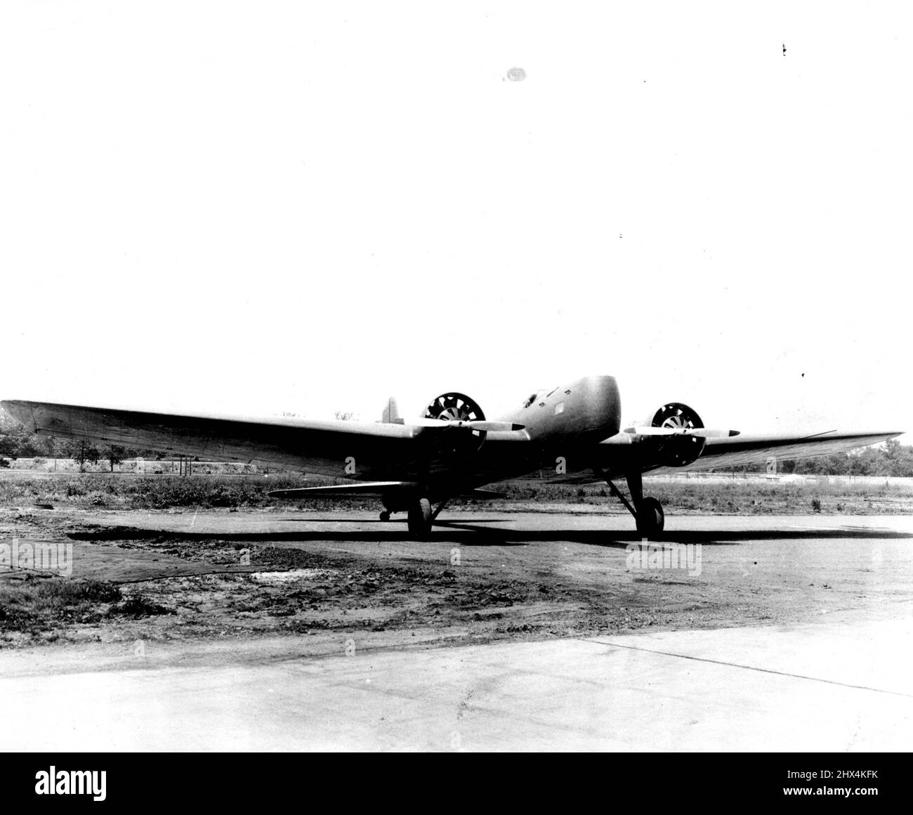 Neuer Swift Bomber des U.S. Army Air Corps -- die Nachrichtenübernahme des united States Army Air Corps, eines schweren Bombers, der ein niederflügeliges Boeing-Einflugzeug mit einziehbaren Landeanhörungen ist. Das schnelle Flugzeug wird mit zwei Pratt-Whitney „Hornet“-Motoren angetrieben, die jeweils 575 PS entwickeln. Der Bomber, bekannt als der 8-9, trägt eine vierköpfige Besatzung, einen Schützenbomber, in der Nase; einen Piloten hinter ihm, und zwei Männer im hinteren Cockpit, einen Schützen-Co-***** , Und ein Funker. Sieben dieser Flugzeuge wurden für die Luftwaffe der Armee gekauft. 27. November 1931. (Foto von International Newsreel Photo) Stockfoto