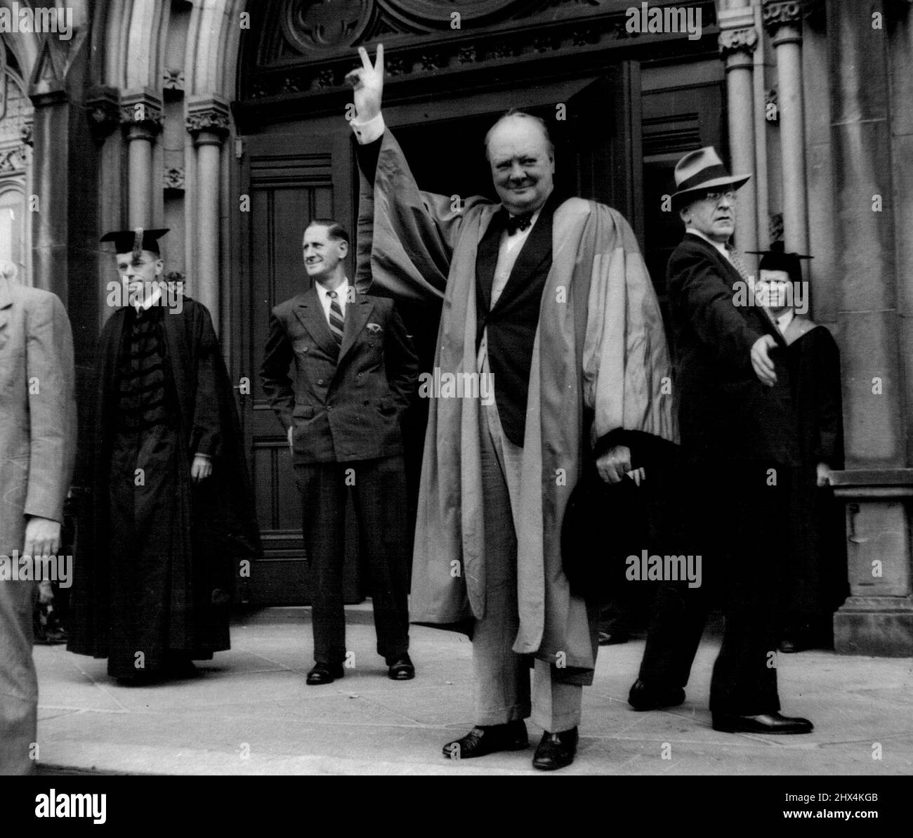 Der Premierminister erhält Ehrendoktorwürde an der Harvard University -- der Premierminister gibt das berühmte "V"-Zeichen als Anerkennung für den Jubel der Menge, die sich vor der Universität versammelt hat.Herr Winston Churchill. Der Premierminister erhielt kürzlich einen Ehrendoktor der Rechtswissenschaften an der Harvard University, USA. Er wurde von Frau Churchill und Miss Mary Churchill begleitet. Nach der Verleihung des Studienabschlusses hielt Churchill eine Rede, die ausgestrahlt wurde. Danach sprach er mit einer großen Versammlung von Marinekadetten und Armeekadetten, die an der Universität ausgebildet werden. 22. November 1943. (Foto von u. Stockfoto