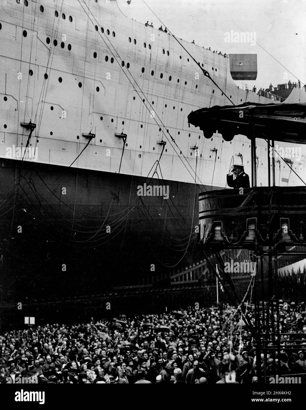 Start der 'Queen Mary' -- der König grüßend, als die 'Queen Mary' den Schlupfweg hinunterging. 26. September 1934. (Foto von Keystone). Stockfoto