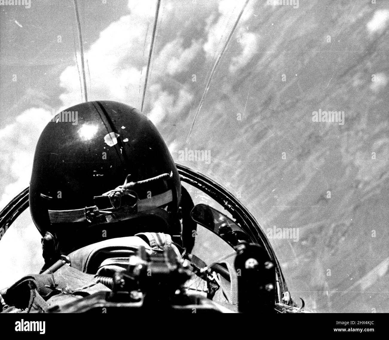 Tok 1089171 RO Jets over Formosa (siebte -- Ende des Satzes) -- vom Rücksitz eines Jet-Trainers auf Patrouille über die Formosa-Meerenge schoss der United Press Staff Photographer Charles Lowe dieses Bild des Piloten vor ihm. 26. August 1955. (Foto von United Press). Stockfoto