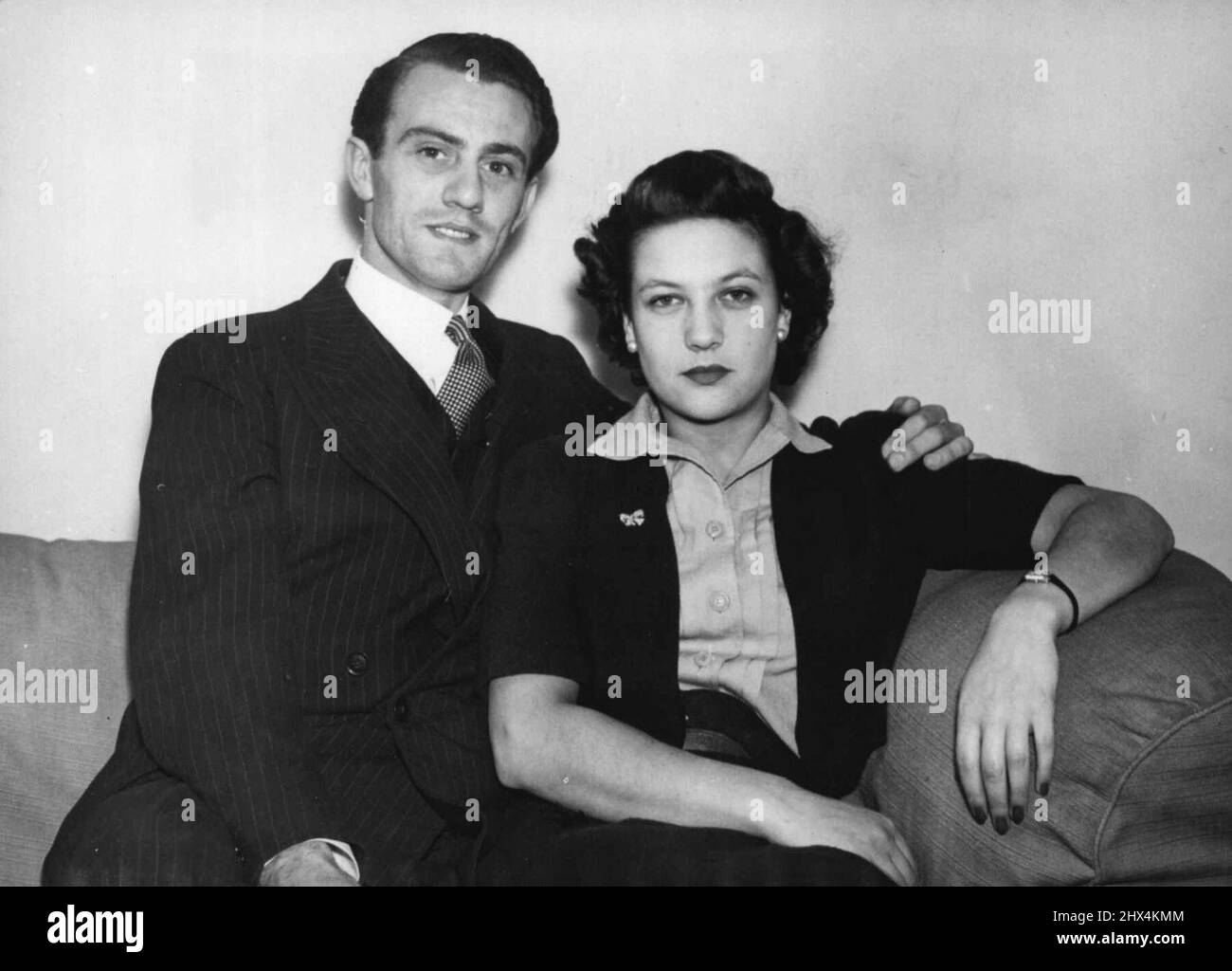 Engagement von Graham Payn und Miss Sheila Ascoli -- Herr Graham Payn und Miss Sheila Ascoli heute in London fotografiert. Die Beauftragung von Herrn Graham Payn mit Frau Sheila Ascoli wurde bekannt gegeben. Mr. Payn, ein Leiter in „Magic Carpet“ am Prince's Theatre, London, trat im April 1939 den Territorials bei und wurde 1940 wegen Krankheit aus den Londoner Irischen Gewehren entlassen. In Südafrika geboren, machte er sich 1930 als junger Sopran im ganzen Land einen Namen. Miss Ascoli ist seit 2½ Jahren in der W.R.E.N. Sie ist die Tochter des verstorbenen George Ascoli und Mrs Stockfoto
