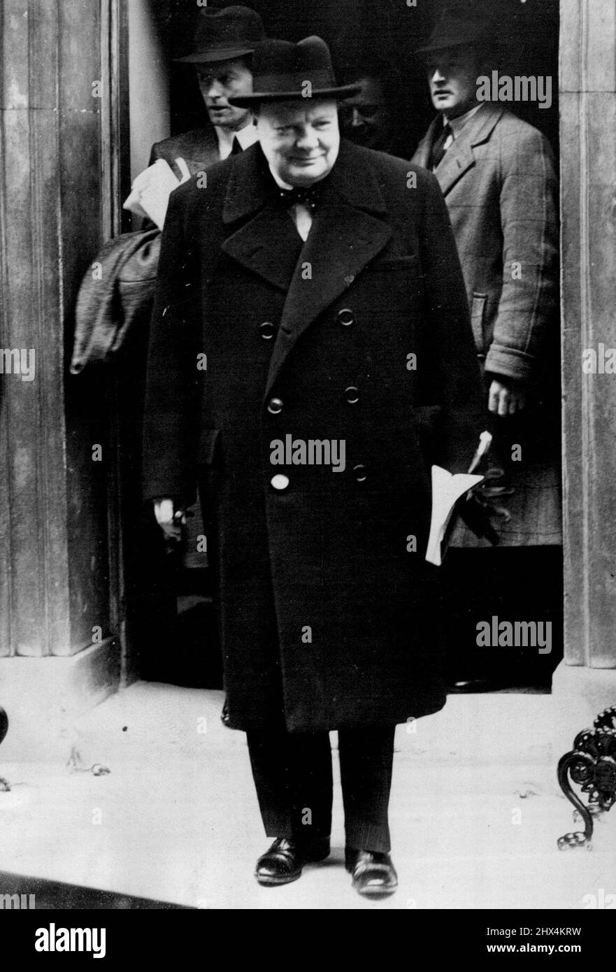 Sondersitzung des Parlaments aufgerufen, mit dem anglo-amerikanischen japanischen Kriegskrise -- dem Premierminister, Herrn Winston Churchill, auf dem Weg zum "Haus", um an der Sondersitzung teilzunehmen, zusammenzutreffen. Heute wurde eine Sondersitzung der beiden Parlamentsgebäude gefordert, um der neuen anglo-amerikanisch-japanischen Kriegskrise zu begegnen. 08. Dezember 1941. Stockfoto