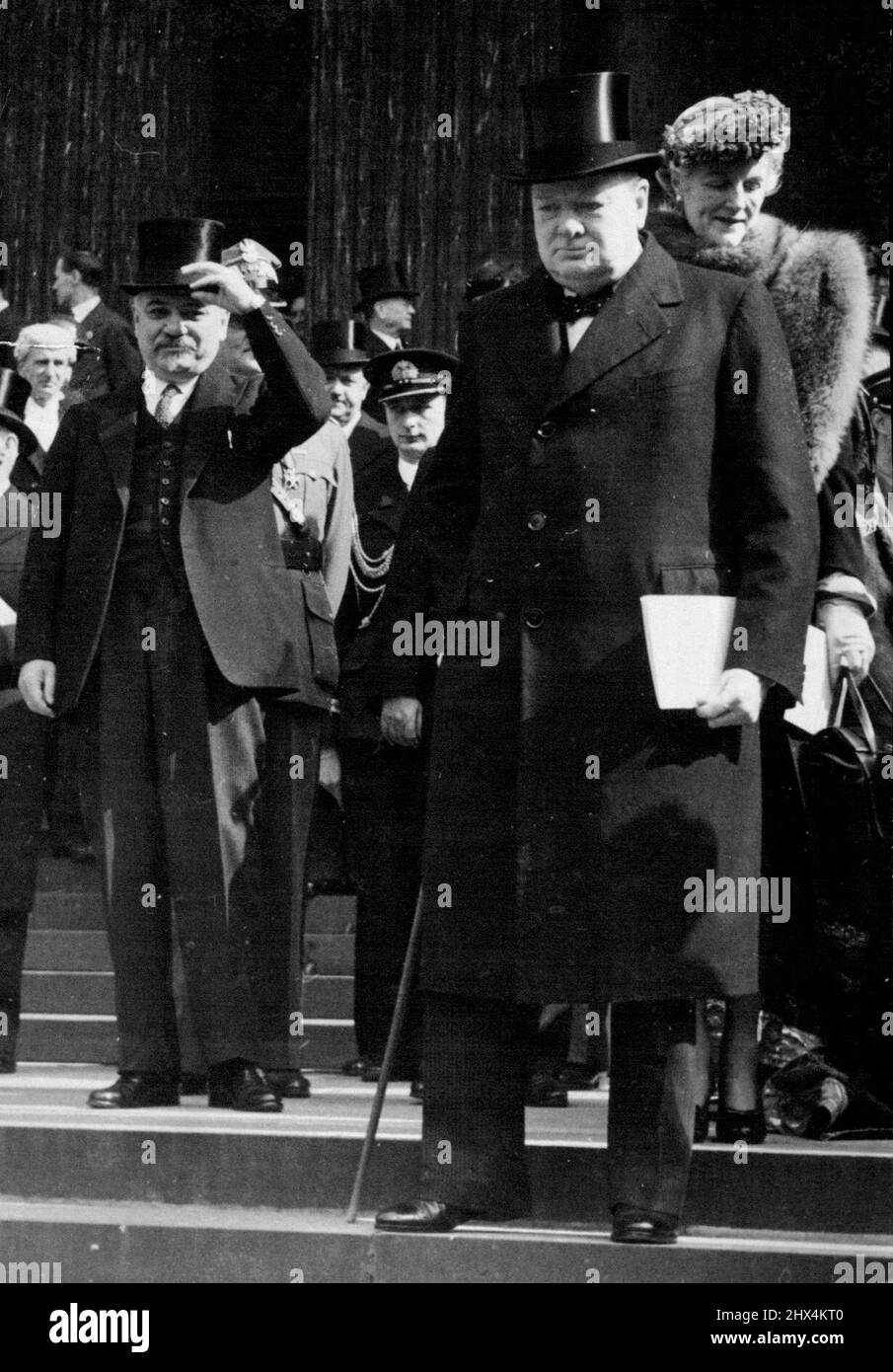 Geburtstagsgottesdienst für König Peter -- Könige, Königinnen und Prinzessin nahmen am Gottesdienst in der St. Paul's Cathedral Teil, um den 18. Geburtstag von König Peter von Jugo-Slavia zu feiern. Herr und Frau Churchill & M. Maisky, russischer Botschafter, verlassen die Kathedrale nach dem Gottesdienst. 16. September 1941. (Foto von Central Press Photos). Stockfoto