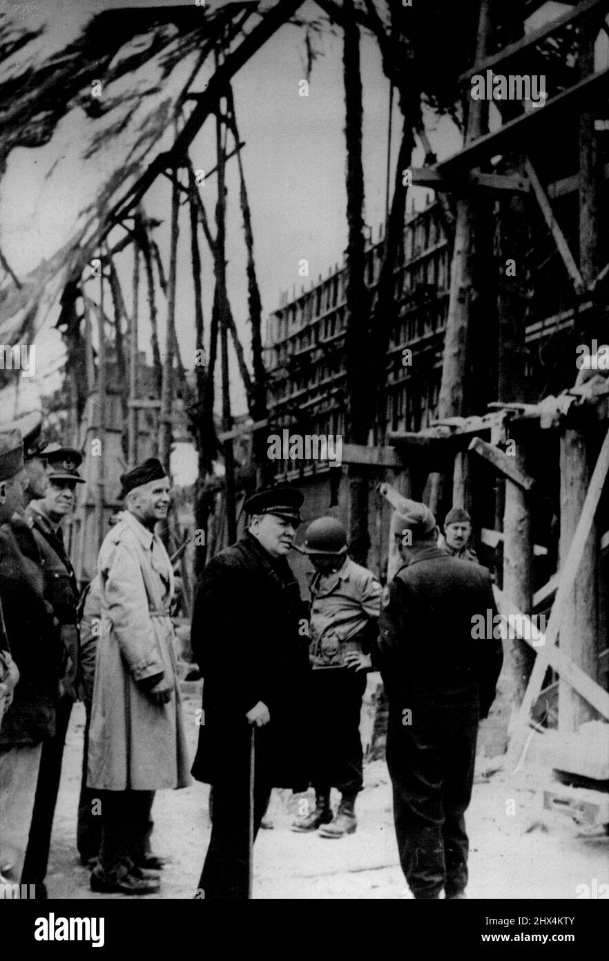 Premier besucht Raketenstartplatz - der Premierminister mit britischen und amerikanischen Offizieren am Standort. Während seiner Führung durch die Normandie besuchte Churchill einen nicht abgeschlossenen Raketenabschussort, der auf der Halbinsel Cherbourg gefangen genommen wurde. 25. Juli 1944. Stockfoto