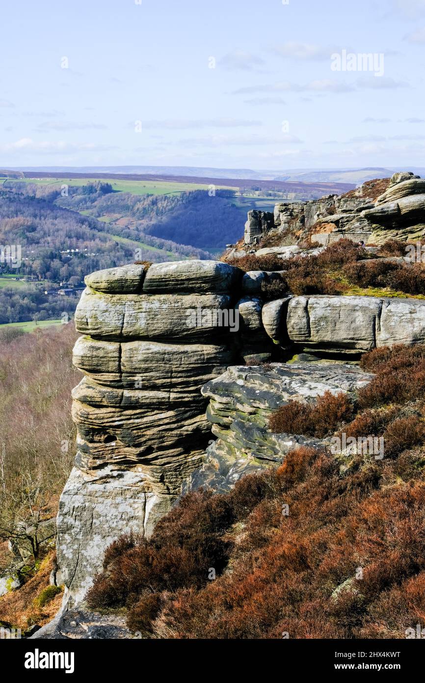 Der verwitterte, felsige Umriss der Kanten Froggatt und Curbar im Derbyshire Peak District. Stockfoto Der verwitterte, felsige Umriss der Kanten Froggatt und Curbar im Derbyshire Peak District. Stockfoto