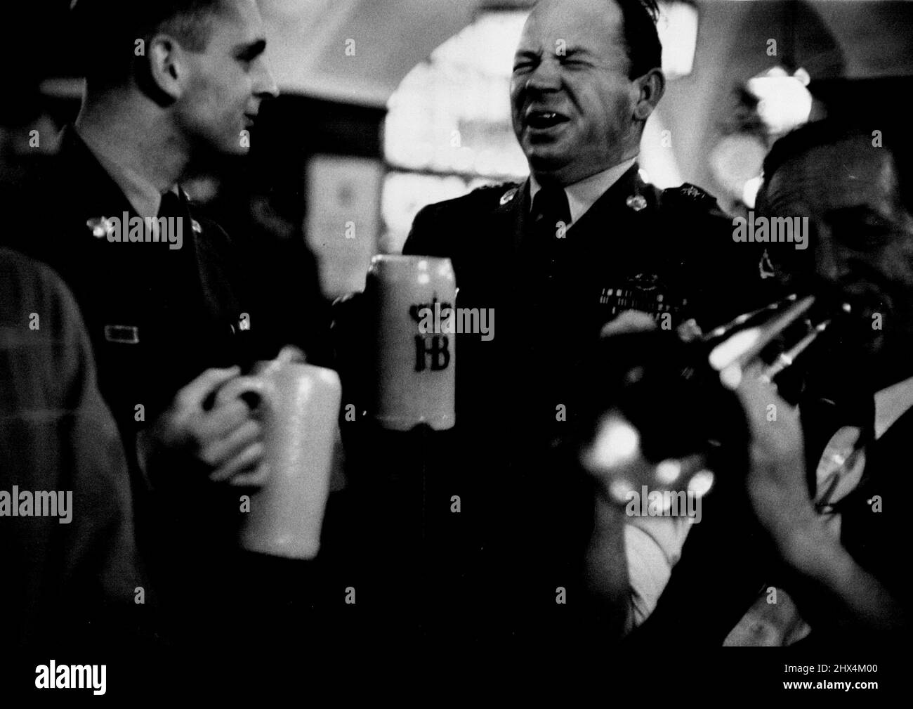 In München steht ein Hofbräuhaus,' singen Jack und Bo in der berühmten Münchner Bierhalle, wo Hitler seine ersten offenen Treffen abhielt. GIS haben im vergangenen Jahr enorme Summen in die deutsche Wirtschaft gegossen – über $250 Millionen. 13. September 1955. (Foto von Look Magazine). Stockfoto