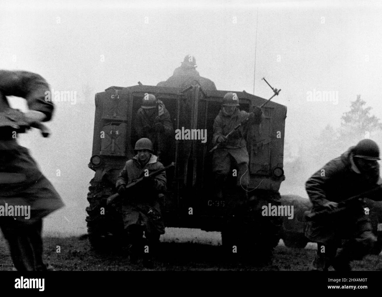 Infanteristen werden von einem gepanzerten Personnel-Träger aufgeladen. Der APC bringt Männer zum Kampf gegen Ermüdungserscheinungen, schützt sie vor Muschelfragmenten, Kleinwaffenfeuer und atomarer Strahlung. Es transportiert 12 Soldaten. 13. September 1955. (Foto von Look Magazine). Stockfoto