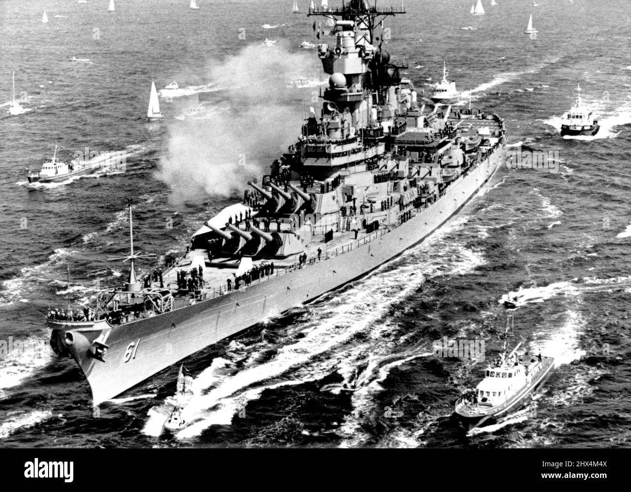 US-Schiffe: Greenpeace's 'Iowa' protestiert gegen das OPS-Mitglied der Umweltaktiongruppe Greenpeace, das versucht, das US-Naval-Schiff Iowa in den Hafen von Kiel, Westdeutschland, zu stoppen. Die Demonstranten bemannten Gummiboote und hielten Banner in der Nähe des Schiffes, um gegen die wahrscheinlichen Atomwaffen zu protestieren, die Iowa mit sich trug. Die Demonstranten von Greenpeace wurden schließlich von der Marinepolizei gestoppt, genau wie Iowa den Hafen betrat. Der Vorfall ereignete sich am 16.. Juni 1989. 25. Juli 1950. (Foto von Kamera Drücken Sie). Stockfoto