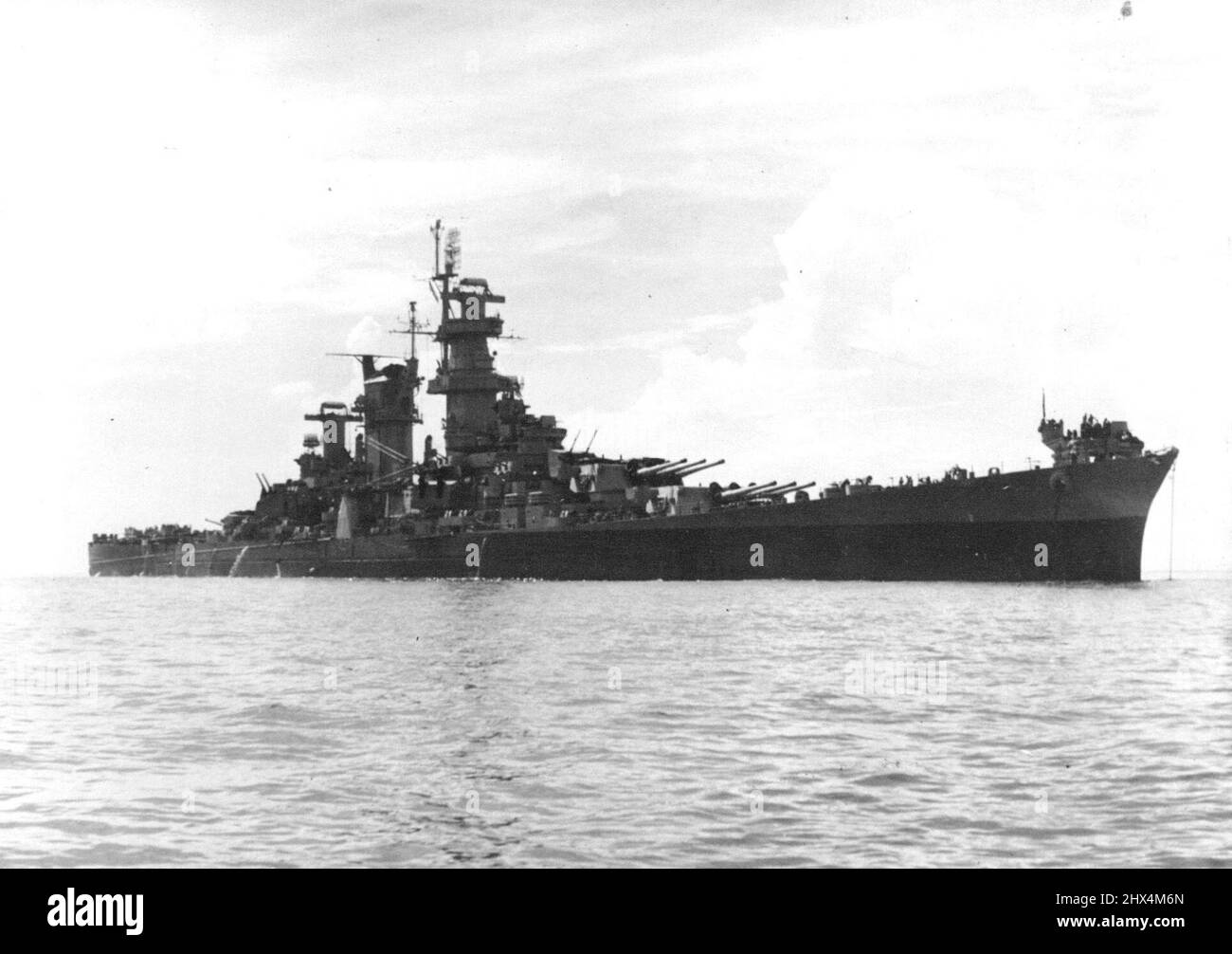 Neuer Battle Cruiser bereits Ein Vet die USS Guam, eine von zwei Battle Cruisers -- die neueste Klasse der Marine -- hat sich in fast sechs Monaten pazifischer Kämpfe bewährt. Von 27.000 Tonnen mehr als 800 Fuß Länge sind die Guam und ihr Schwesterschiff, die USS Alaska, größer als man Battleships. Beide Kriegsschiffe sind Apmer mit 12-Zoll-Geschütze und neue Kompartmentierung machen sie zu zwei der kampfwürdigsten Schiffe der Welt. 30. Juli 1945. (Foto von US Navy) Stockfoto