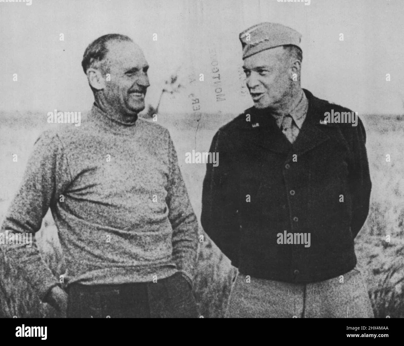 Eisenhower trifft Montgomery -- Hier ist das Treffen von General Dwight D. Eisenhower (rechts), dem alliierten Kommandanten der nordafrikanischen Streitkräfte, mit General Sir Bernard L. Montgomery, dem britischen Befehlshaber der achten Armee, wie von einem offiziellen britischen Nachrichtenreel dargestellt, Nachdem Eisenhower zum Hauptquartier von Montgomery geflogen war, bevor die britischen Streitkräfte der Axisheld-Mareth-Linie durchkamen. Nach dieser Aktion schloss sich die britische Acht Armee mit US-Truppen zusammen. 5. Juni 1943. (Foto von Associated Press Photo). Stockfoto