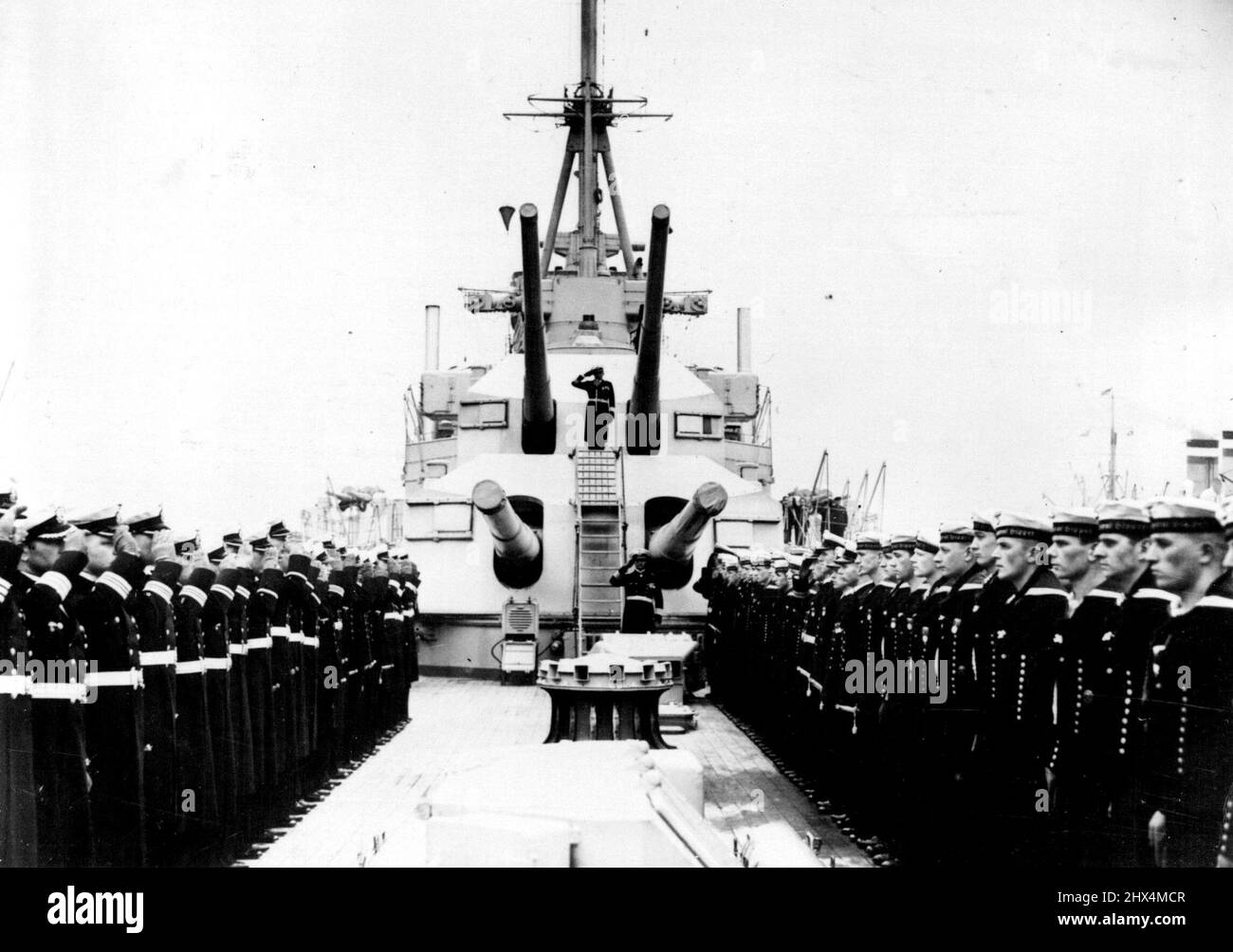 Neue deutsche Cruiser INS beauftragen die Szene an Bord des neuen Kreuzers 'Admiral Hipper', als sie gestern in Hamburg in auftrag gegeben wurde. Der erste der 10.000-Tonnen-Kreuzer Deutschlands, der 'Admiral Hipper', wurde gestern in Hamburg in auftrag gegeben. Das Schiff, der Vorläufer von vier anderen ähnlichen Typen, montiert eine Hauptrüstung von acht-8inch Kanonen mit zwölf 4,1-Zoll-Kanonen und zwölf kleineren A..A. Waffen. Es gibt zwölf Torpedos. 30. April 1939. (Foto von Keystone). Stockfoto