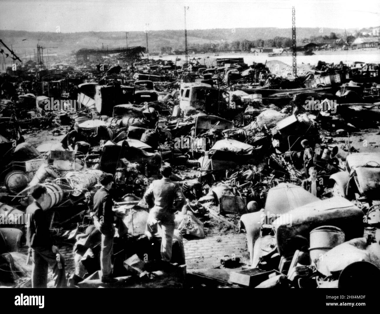 Dies war einst die deutsche Kriegsmaschinerie -- Bombengestrahlte deutsche Kriegsfahrzeuge liegen am Ufer der seine in Rouen verlassen, nachdem die Nazis gezwungen wurden, sie bei ihrem Rückzug aus der französischen Stadt aufzugeben. 7. September 1944. (Foto von AP Wirephoto). Stockfoto