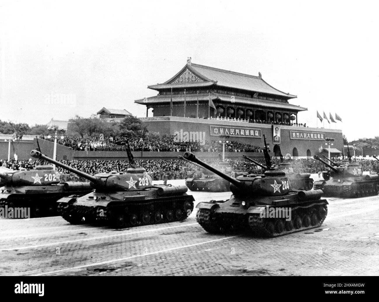 Die zwei Gesichter des kommunistischen China: Panzerparade -- am 1.. Oktober 1954, dem fünften Jahrestag der Gründung des kommunistischen China, fand auf dem Tien an Men Square in Peking eine Mammutparade statt, wo Mao Tse-tung den Gruß übernahm. Die Ausstellung bestand aus Illustrationen von Krieg und Frieden. - Unsere Fotos zeigen Panzer der kommunistischen Armee, die in Formation über den Tien an Men Square rumpeln. 21. Oktober 1954. (Foto von Kamera Drücken Sie). Stockfoto