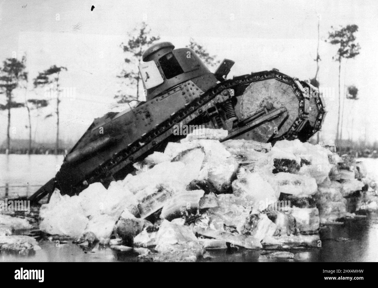 Krieg inmitten von Eis - zur Verteidigung überflutet, haben Gebiete wie diese im bitteren Winter Europas überfroren. Ein Panzer der niederländischen Armee testet den Eiswiderstand. 14. Februar 1940. Stockfoto