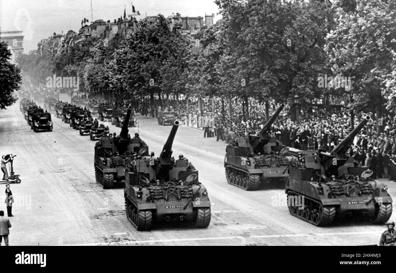 Feierlichkeiten zum Bastille-Tag in Paris -- Schwere Panzer der französischen Armee führen eine Panzerdivision in der Parade an. Eine der größten Militärparaden seit dem Krieg markierte den jährlichen Bastille-Tag am 14.. Juli in Pairs. 15. Juli 1952. (Foto von Sport & General Press Agency, Limited) Stockfoto