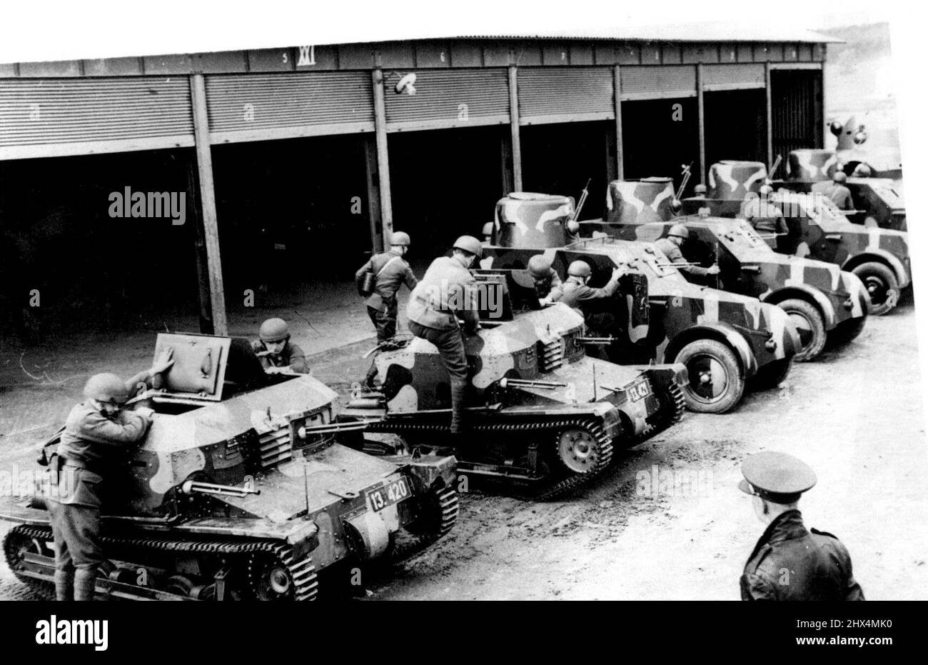 Die Tschechoslowakei beweist ihr Recht -- ***** Panzer der Tschechoslowakischen Armee standen an, während sie für den Einsatz vorbereitet wurden. Nach ***** Marsch nach Österreich die Augen der Welt konzentrierten sich auf die Tschechoslowakei, das Land, das nach dem Ende des Ersten Weltkriegs entstand. Obwohl die Tschechoslowakei ein vergleichsweise kleines Land ist, verfügt sie über eine Armee und eine Luftwaffe, die nicht leichtfertig abgetan werden können, wie die jüngsten großangelegten Manöver bewiesen haben. 9.Mai 1938. (Foto von Keystone). Stockfoto