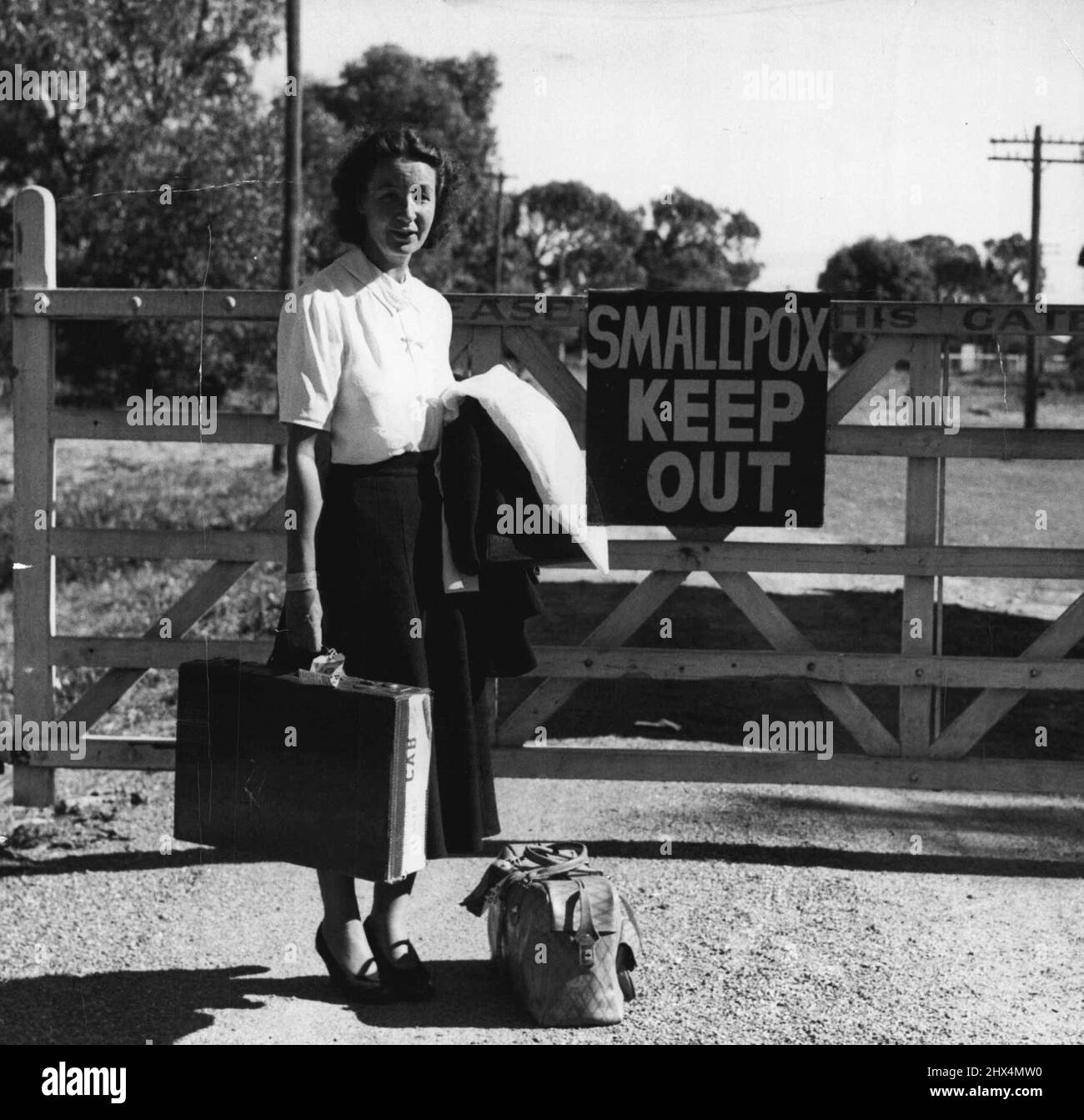 Grimmige Warnung. Die Mooltan-Passagierin, Miss Anne Mullaley, scheint erfreut, die Quarantänestation von Fremantle mit ihrem Warnhinweis zu verlassen. Sie war eine von drei Passagieren, die freigelassen wurde. Miss Mullaley saß am gleichen Tisch wie die Pockenpatientin Janet Welch, 8, aus Yorkshire, und war am Tag, an dem Janet ins Krankenhaus gebracht wurde, in der Kabine. 30.Mai 1949. Stockfoto