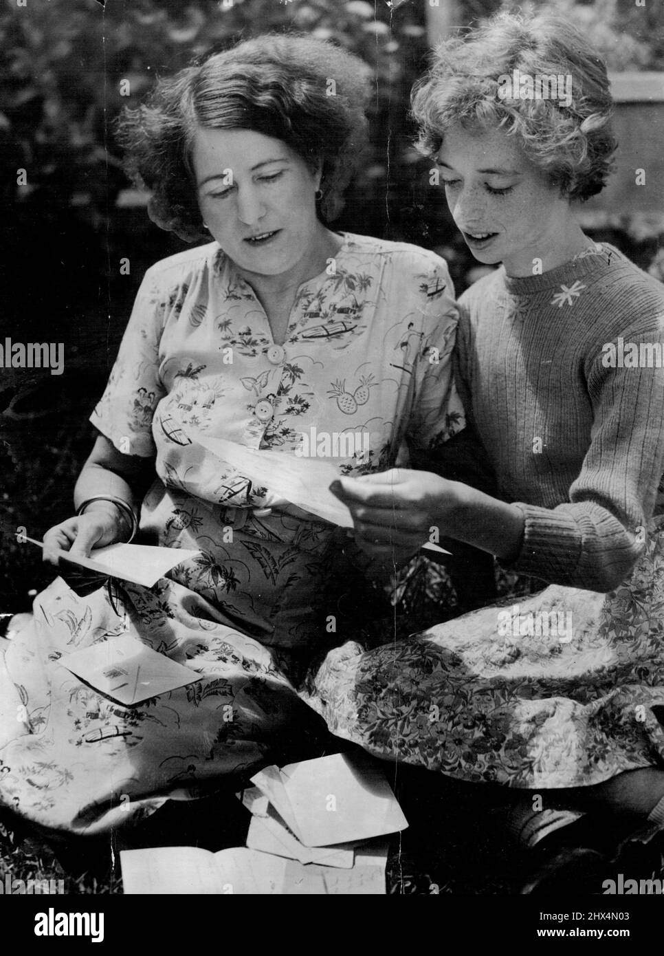 Sie wird die Party im Palast vermissen. Frau Lyall Ramsay von Double Bay ist bitter über die Weigerung der Bundesregierung, sich und ihre Tochter Diana, 11, nach London zu schicken, um Australien am kommenden Montag bei der Royal Afternoon Party im St. James Palace zu vertreten. Die Königin gibt eine Party, um ihren Gästen die Hochzeitsgeschenke von Prinzessin Elizabeth und Leutnant Philip Mountbatten zu zeigen. Frau Ramsay und ihre Tochter erhielten während der Woche ihre Einladungen per Luftpost. Wir hatten am Freitag ein vertrauliches Gespräch mit Mrs. Ramsay und Diana in ihrem Haus in Epping-Road. 16. November 1947. Stockfoto