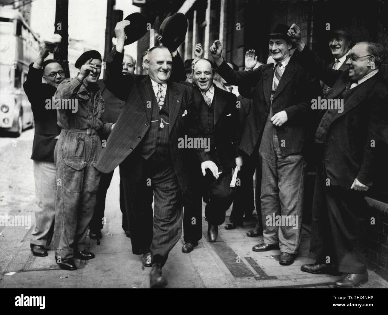 Durhan Miner geht zur Palace Party - Jackson Hewitson reagiert freudvoll auf die jubelnde Absendung, die ihm gegeben wurde, als er heute den Working Men's Club und das Institut in der Clerkenwell Road, London, zum Buckingham Palace verließ. Heute (Donnerstag) war Jackson Hewitson, 54, zu Gast, der mit den erzählenden blauen Flecken eines harten und ehrenhaften Rufen auf Händen und Gesicht zu Gast war. Jackson - vierzig Jahre in den Minen von Durham - war dort, um "den arbeitenden Burschen" auf der Gartenparty zu repräsentieren, die vom König und der Königin gegeben wurde. 20. Juli 1950. (Foto von Reuterphoto). Stockfoto