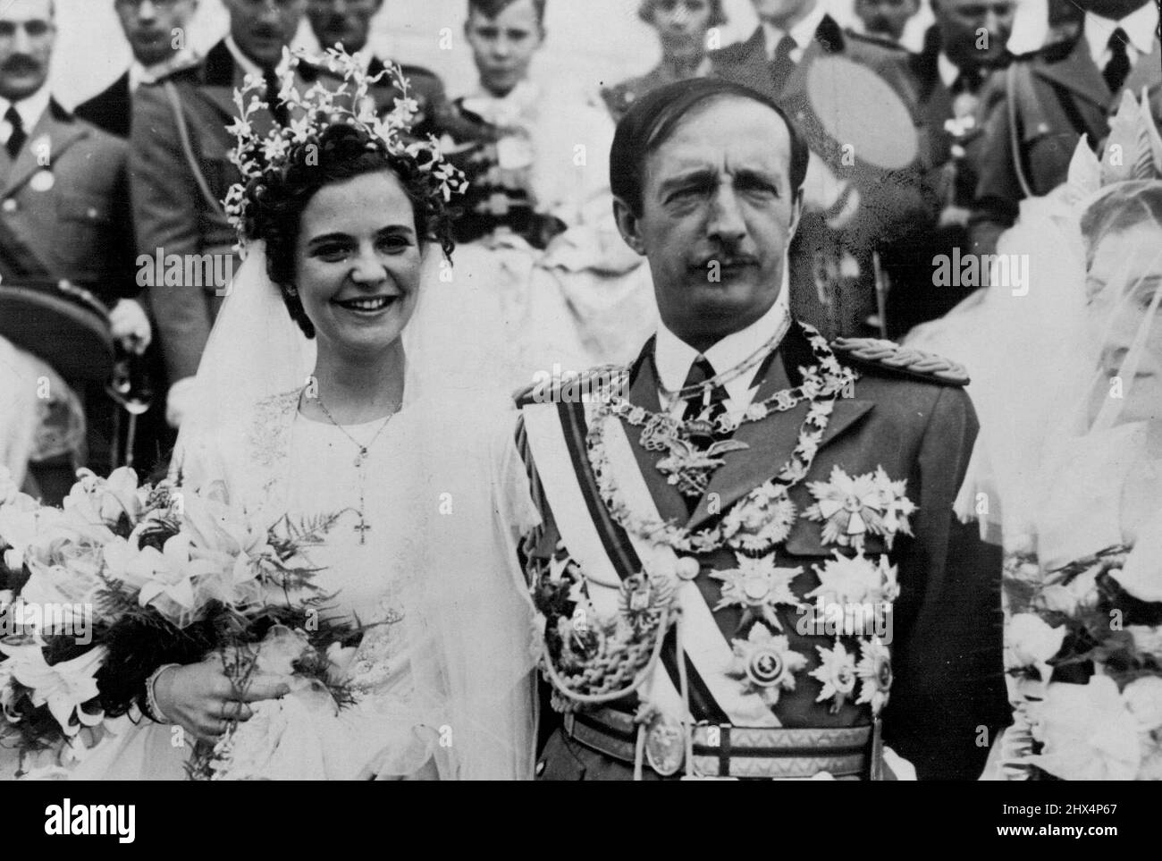 König Zog heiratet in einer einfachen Zeremonie in Tirana die „Weiße Rose von Ungarn“. In einer einfachen Zeremonie unter der Leitung von M. Evangheli, Präsident des albanischen Parlaments, im einstöckigen Königspalast in Tirana wurde König Zog der Albaner mit der 22-jährigen Gräfin Geraldine Apponyi verheiratet, die Mitglied einer alten ungarischen Familie ist und für ihre Schönheit als „Weiße Rose von Ungarn“ bekannt ist. Die Gräfin wird die erste Königin der Albaner. Ihre Mutter war eine Amerikanerin, Gladys Virginia Stewart, aus New York. Graf Ciano, italienischer Außenminister, war Zeuge der Zeremonie. 28. April 1938. Stockfoto