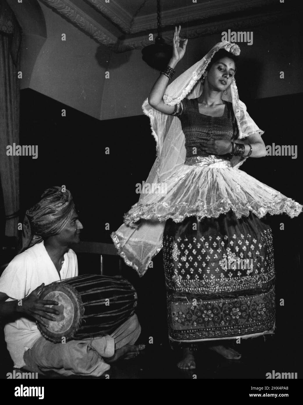 Indische Tänzerin. Zum Trommeln eines indischen Rhythmus tanzend, probt Miss J. Beriera die Schritte, die sie Unternehmen wird, um Geld auf einer Ausstellung in London zu sammeln. Die Relearsal, im India House, setzt einen letzten Glanz auf ein Programm, das arrangiert wurde, um die Arbeit des Bihar (Indien) Food Relief Fund zu unterstützen. Die Show ist eine 'Full Indian Dress'-Affäre. 14. September 1951. (Foto von Daily Mirror). Stockfoto