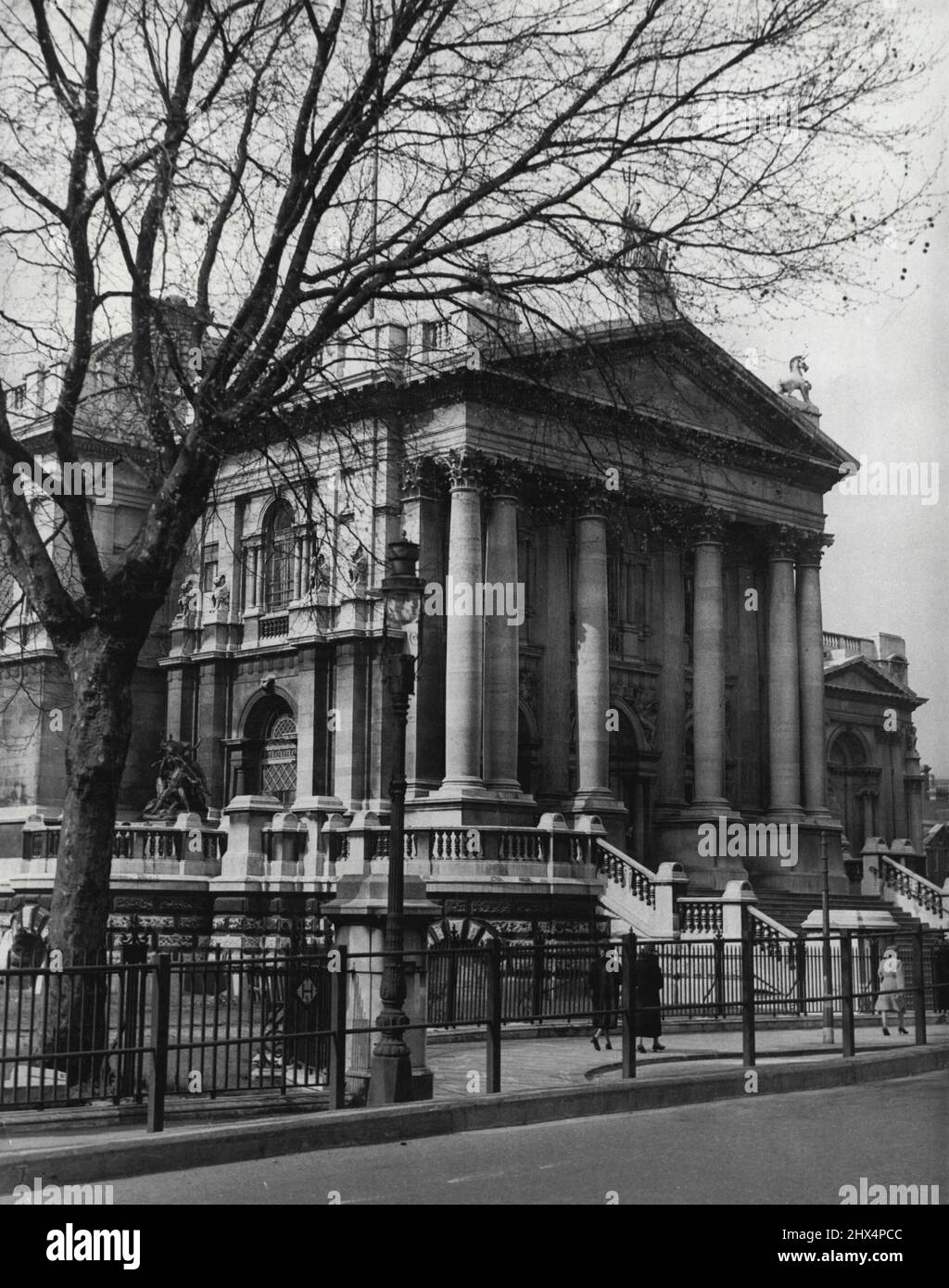 Tate Gallery wird wieder eröffnet -- Nachdem sie während des Krieges geschlossen und bombardiert wurde, wurde die London Tate Gallery, die Heimat der nationalen Sammlung britischer Gemälde und Skulpturen sowie einer permanenten Sammlung zeitgenössischer ausländischer Kunst, wieder eröffnet. Ernest Bevin, der Außenminister, führte die offizielle Zeremonie durch und die Galerie war voller Kunstliebhaber. 25. Februar 1954. (Foto von Pictorial Press). Stockfoto