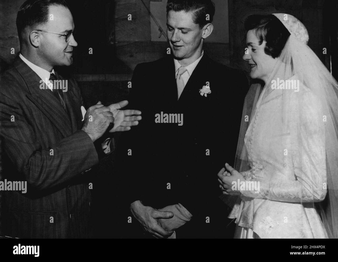 Die Eheversprechen wurden für ein taubes und stummes Paar, das gestern in Sydney geheiratet hat, in Gebärdensprache interpretiert. Das Paar sind Herr und Frau W. Horley (oben), die in der St. David's Church, Haberfield, verheiratet waren.der taube und stumme Sozialoffizier W. E. Engel (links) interpretierte den Dienst für sie.die Braut war früher Miss Neta Madden, 20, Die einzige Tochter von Mr. Und Mrs. J. M. Madden von Summer Hill.vor ihrer Heirat arbeitete sie als Kleiderdesignerin und Schneiderin.nach zwei Monaten wurde sie taub, nachdem sie eine schwere Krankheit hatte.Ihr Mann, der seit ihrer Kindheit taub ist, ist Bodybuilder. 06. April 1 Stockfoto