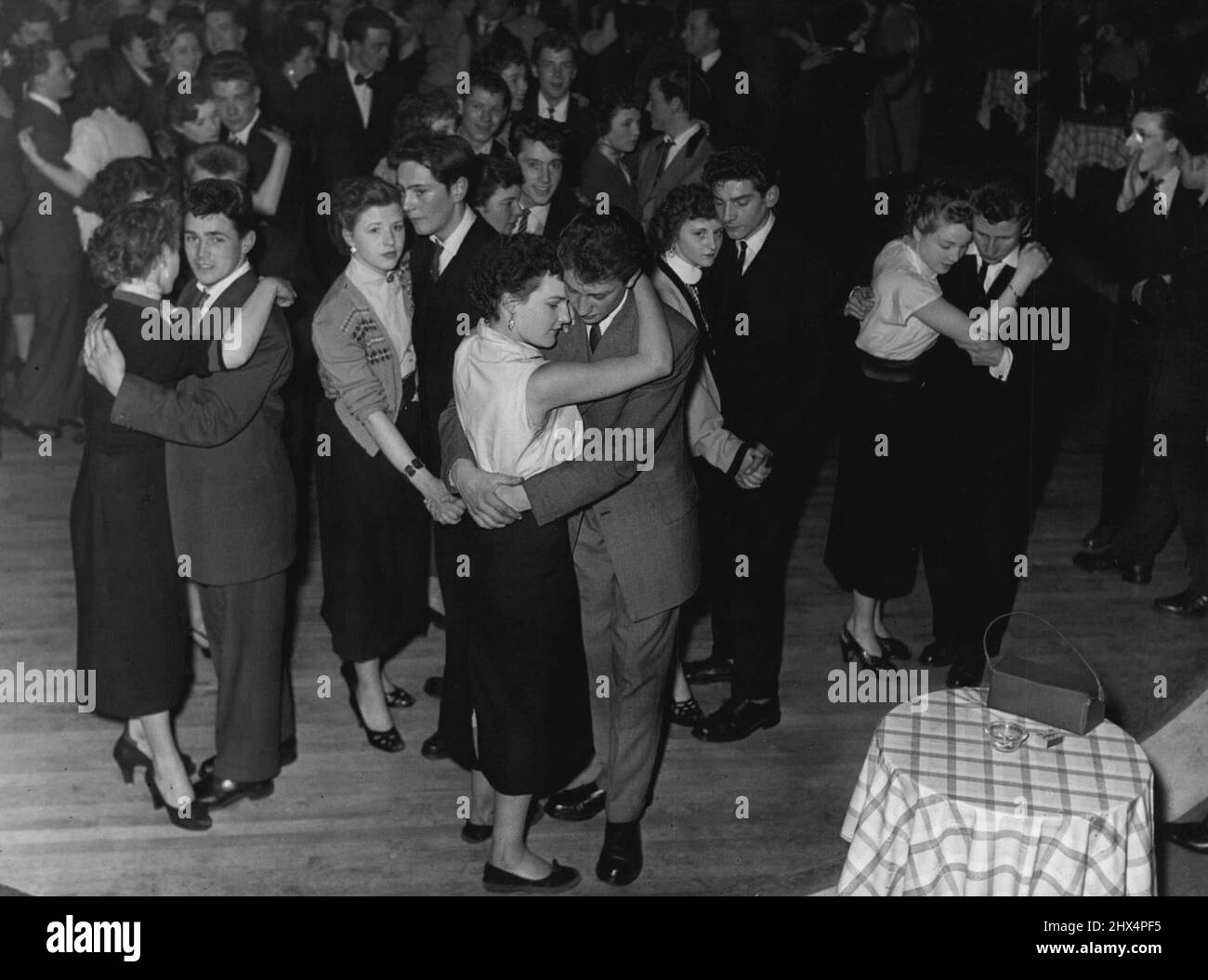 „Edwardian“ Youth New Dance - Modern Day Youth sahen ihre neue Version des „Smoochres and Saunter“, das Ballroom Manager befürchten, Ballsaal-Tänzen einen schlechten Namen geben zu können. 09.Mai 1954. Stockfoto
