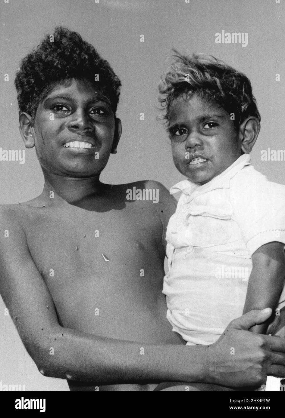 ***** Sind Allan Mormies, 2, und sein Bruder Leslie, 10 Einwohner von Mornington Island. 25. November 1955. Stockfoto