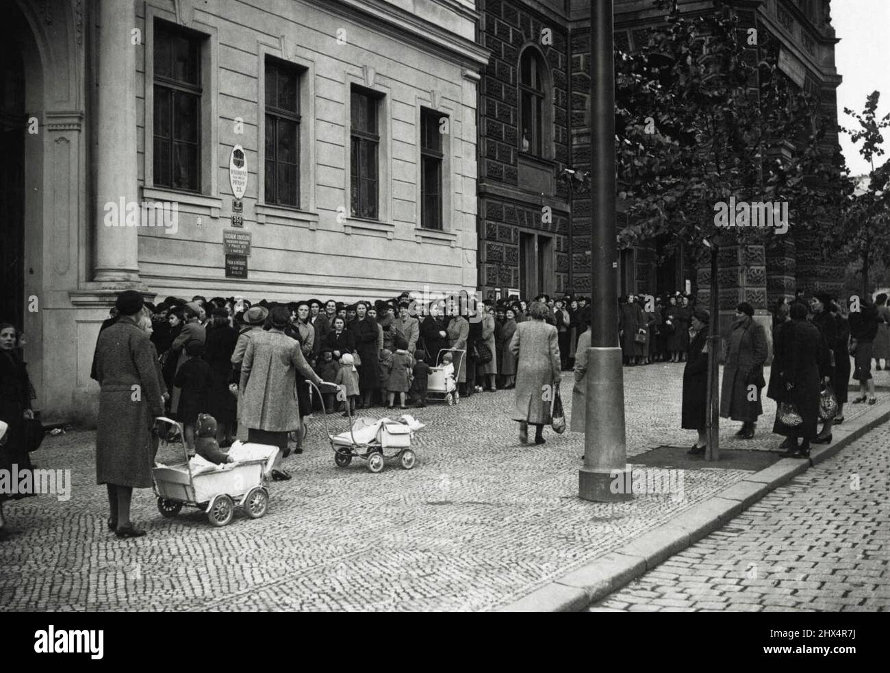 Szenen in Prag, Tschechoslowakei. Die Schlange von Frauen und Kindern vor dem Prager Rathaus wartet auf tägliche Geldzuteilung; sie sind die Frauen von Soldaten, die jetzt mobilisiert werden. 27. Oktober 1938. Stockfoto