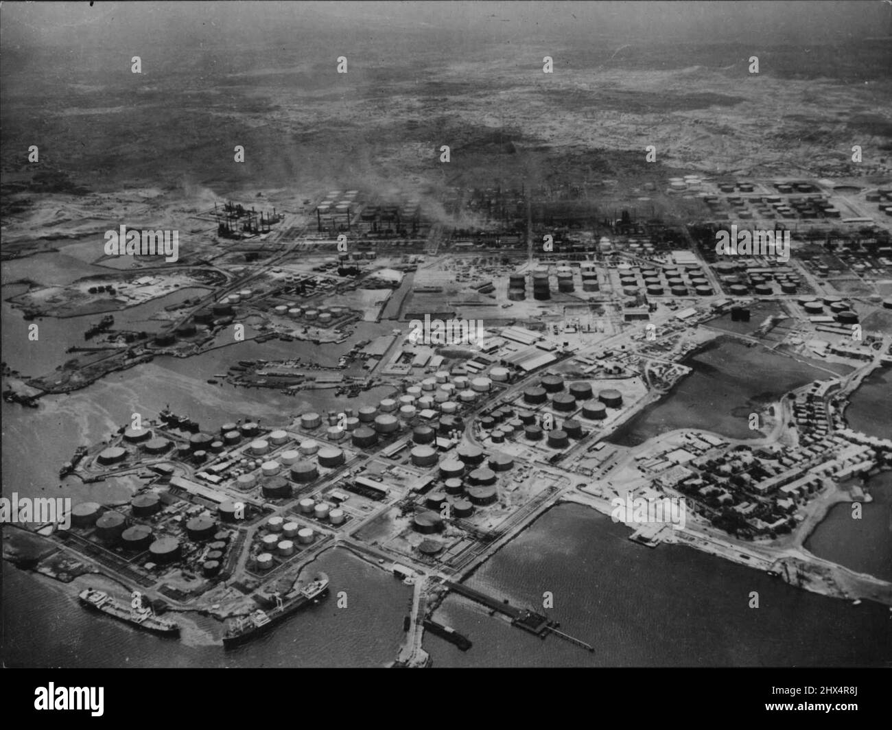 Curacao, Niederländisch-Indien -- Luftaufnahme der Ölraffinerien auf Curacao, eine der wichtigsten der Welt. Die Ölraffinerie auf Curacao (Antillen) ist eine der wichtigsten der Welt. Rohöl kommt aus Venezuela. 30. September 1949. (Foto von Kamera Drücken Sie). Stockfoto