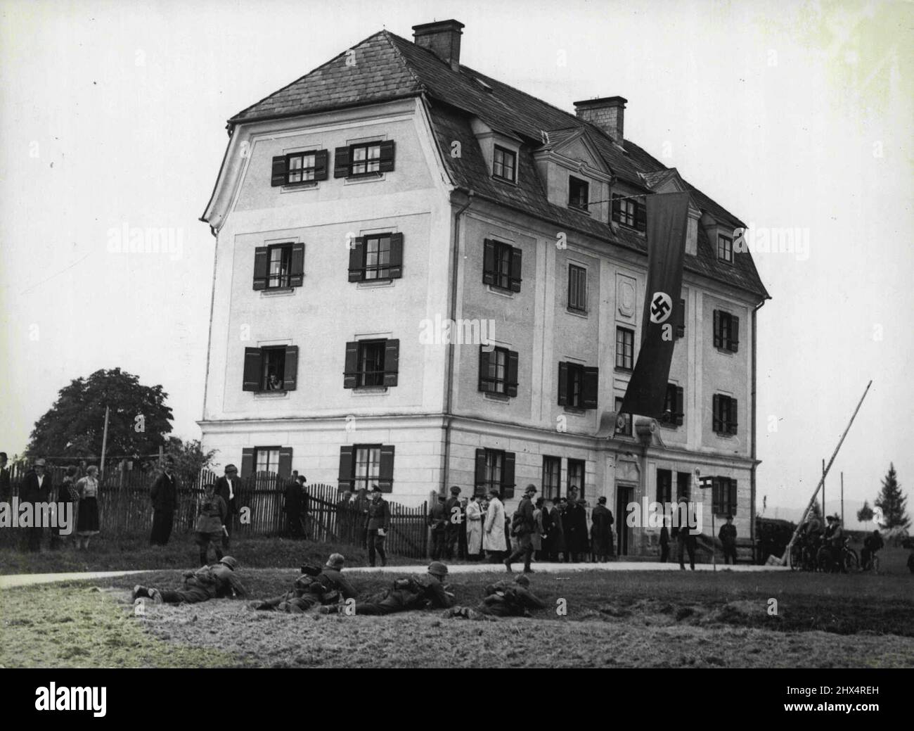 Erstes authentisches Bild der deutschen Truppen, die in das Sudetengebiet Nr. 1 einmarschieren. Fünf Kolonnen deutscher Truppen strömten über die Tschechische Grenze auf Einer 20 Meilen Front und stießen auf „kein Widerstand“. Die Szene am Zoll in Waldhäusl, nach der Besetzung. Zeigt die Nazi-Flagge, die über dem Gebäude fliegt. 2. Oktober 1938. (Foto: Sport & General Press Agency, Limited). Stockfoto