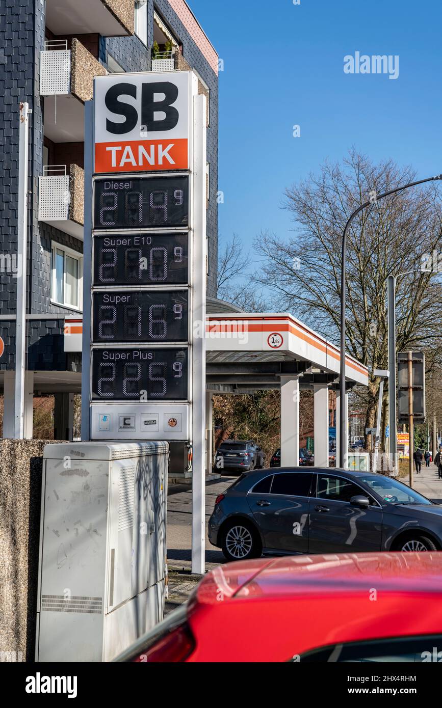 Anzeigetafel einer kostenlosen Tankstelle, alle Preise für jede Art von Kraftstoff, liegt weit über zwei Euro pro Liter, Essen NRW, Deutschland, Stockfoto