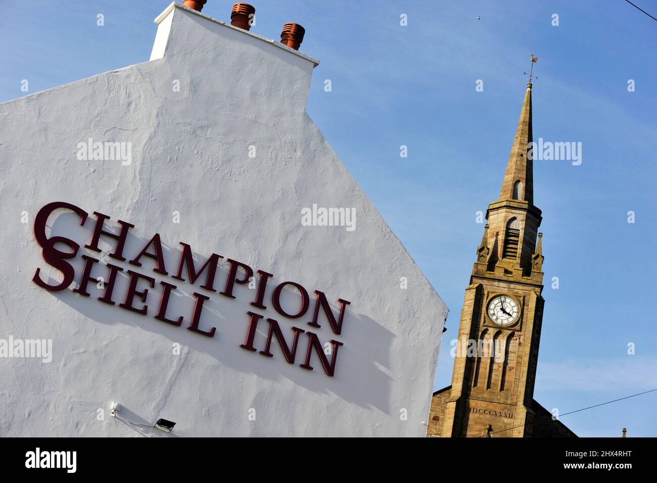 Champion Shell Inn und der High Kirk, Stevenston. Stockfoto